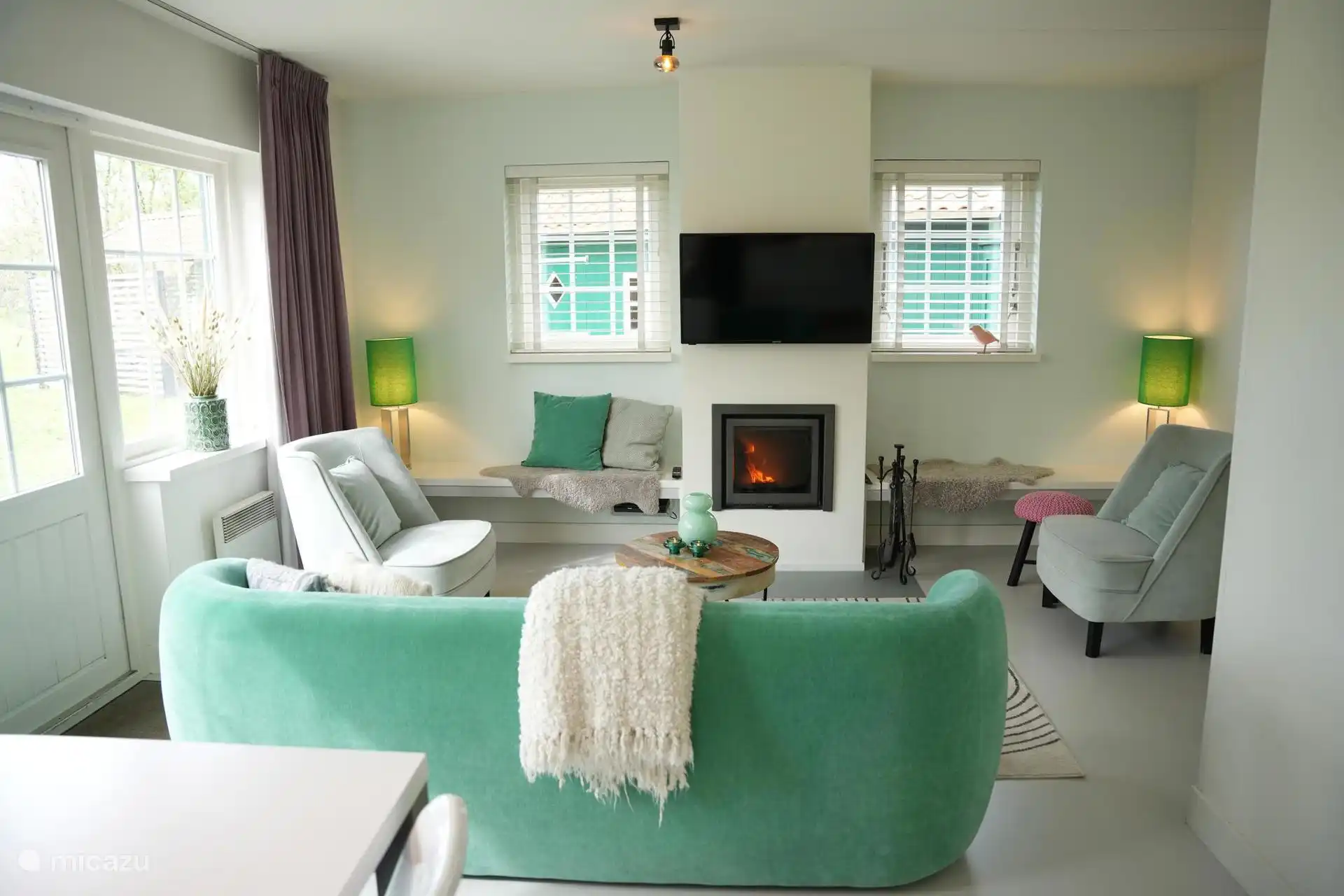 Woonkamer met openhaard en tv