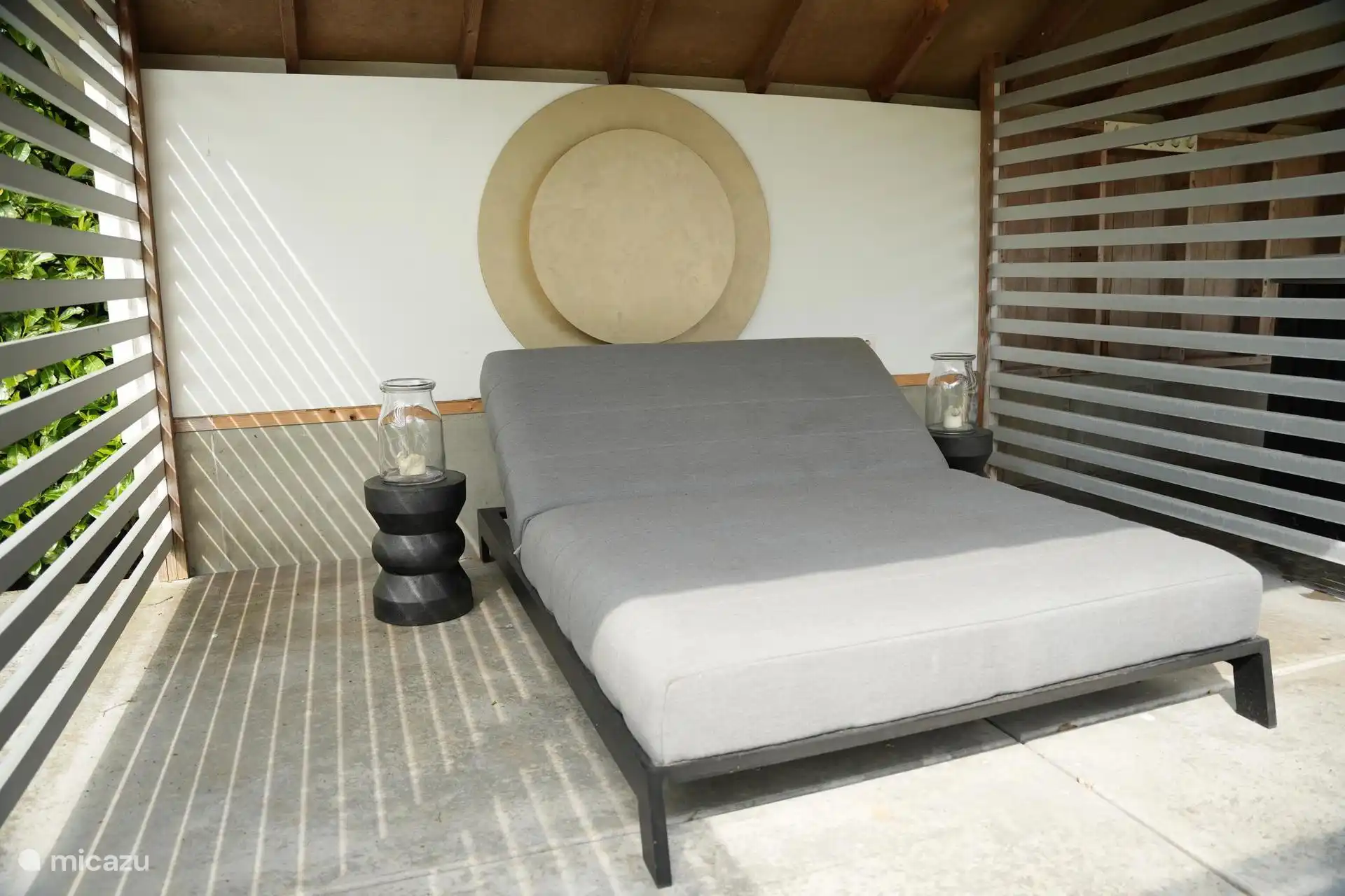 Ligbed buiten overdekt