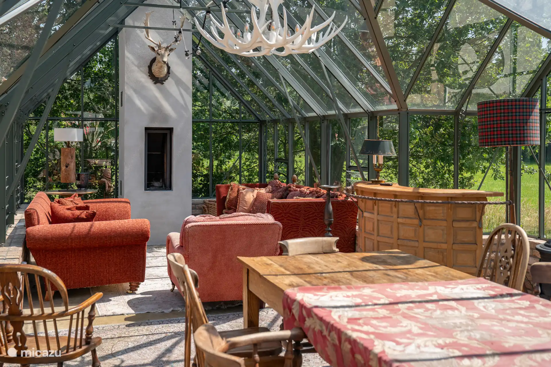 Das Jagdschloss der Heidebloem mit großem Esstisch, Kamin und schönen Lounge-Sofas