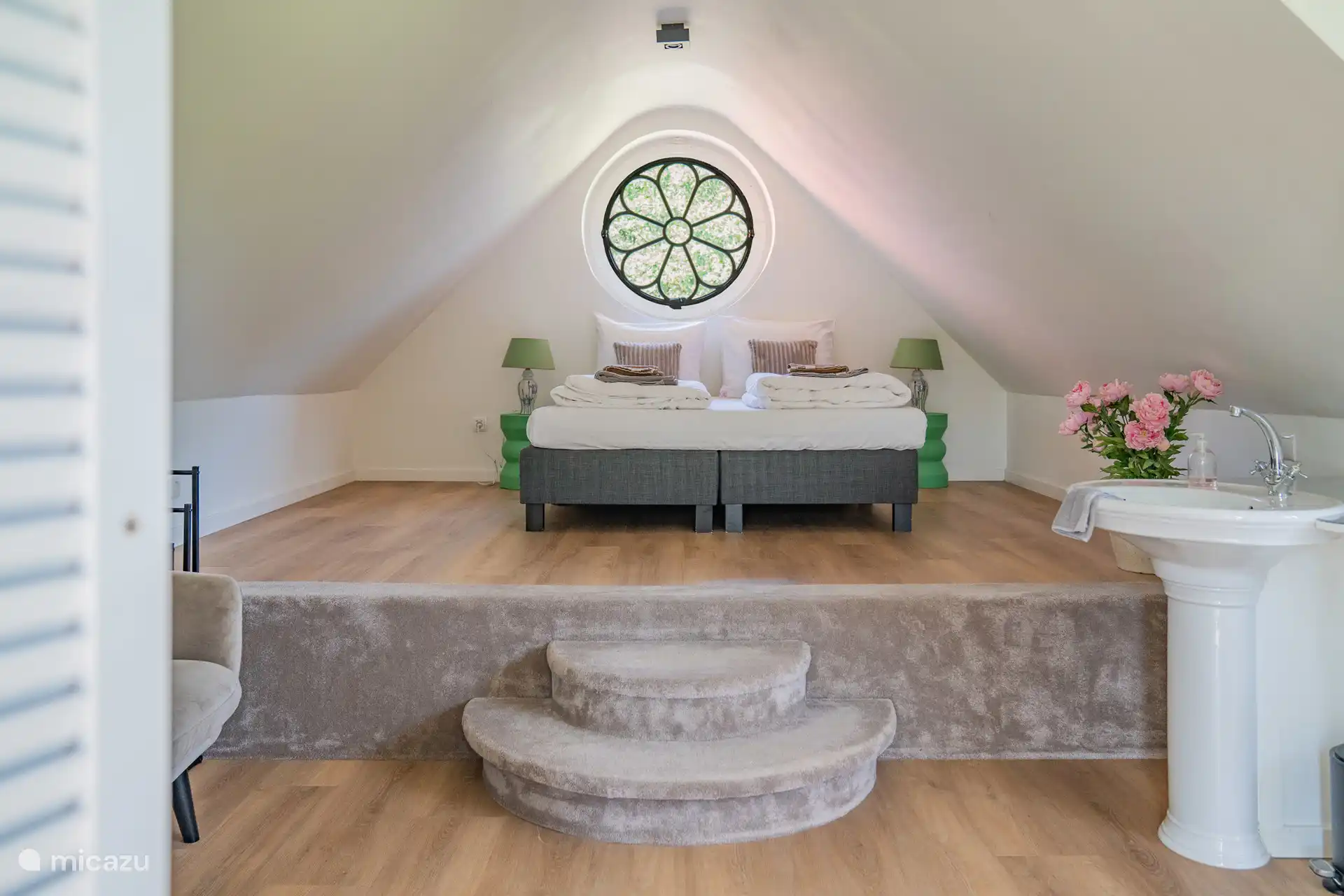 Romantische slaapkamer met eigen toilet