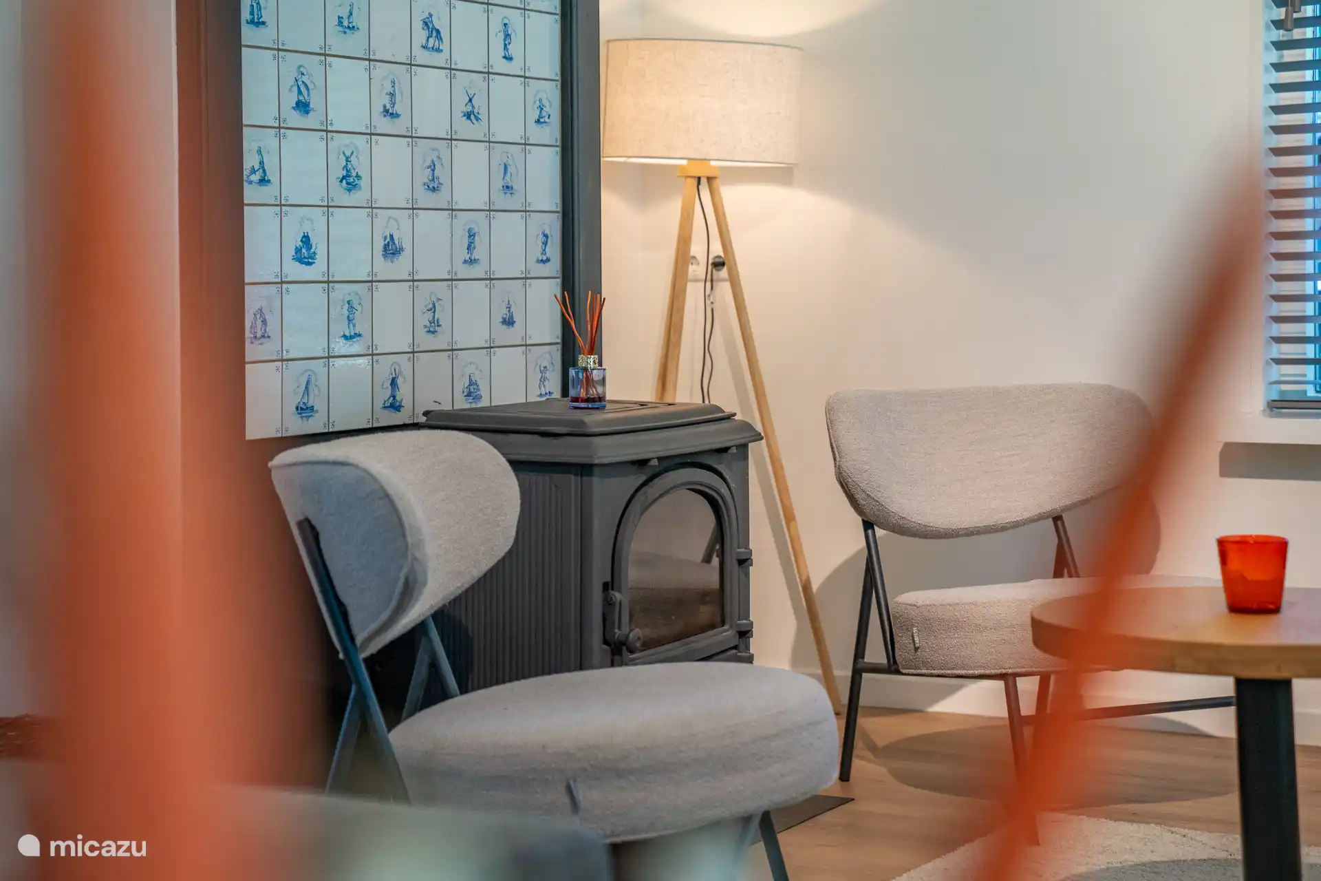Altholländisches Wohnzimmer mit altmodischem Herd