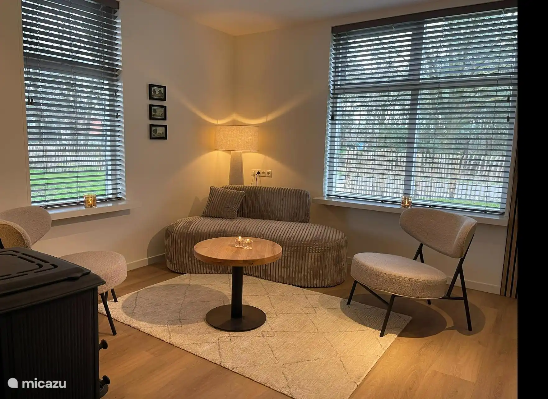 De woonkamer van de Heidebloem met haard