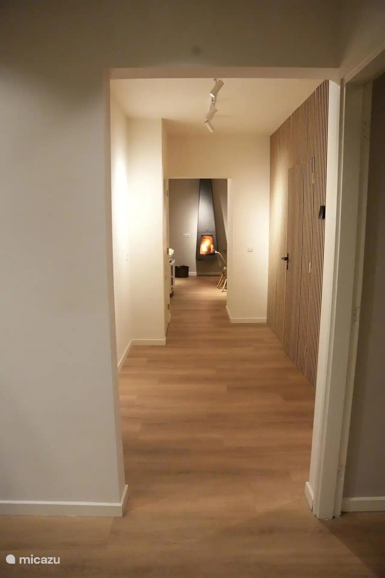 Ruime gangen met uitzicht op de haard in de eetkamer