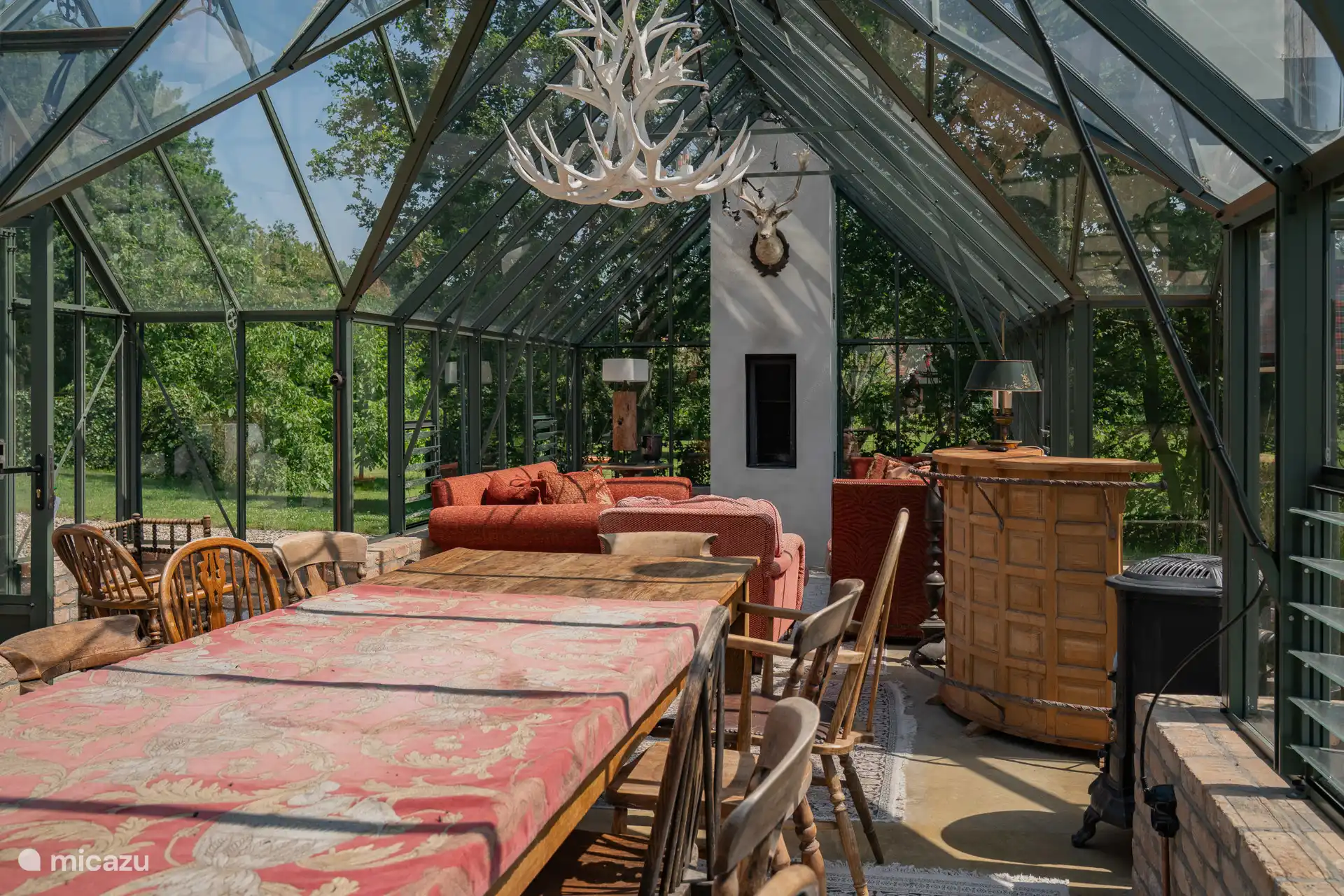 Das Jagdschloss der Heidebloem mit großem Esstisch, Kamin und schönen Lounge-Sofas