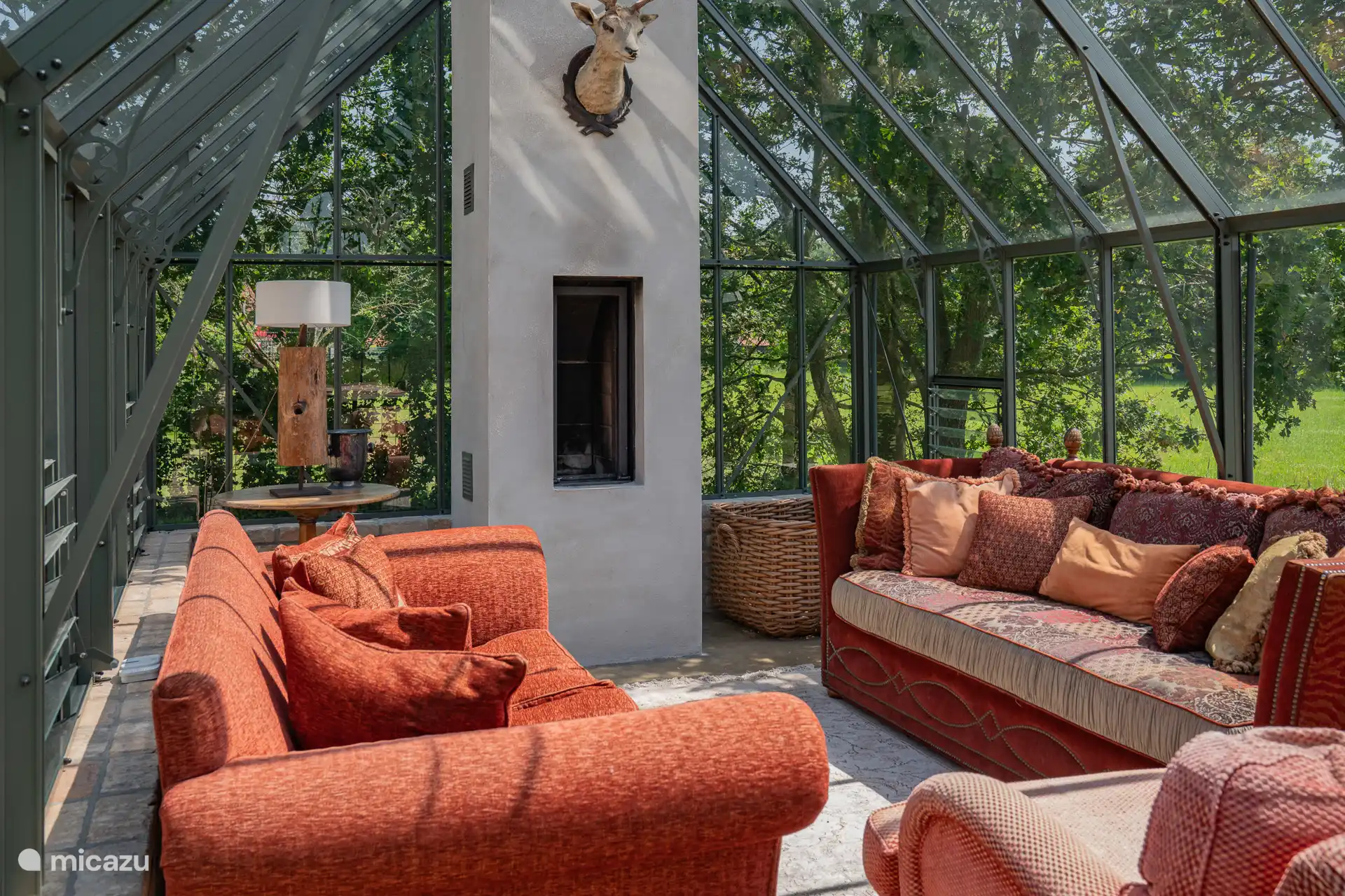 Das Glashaus der Heidebloem mit Kamin und schönen Lounge-Sofas 