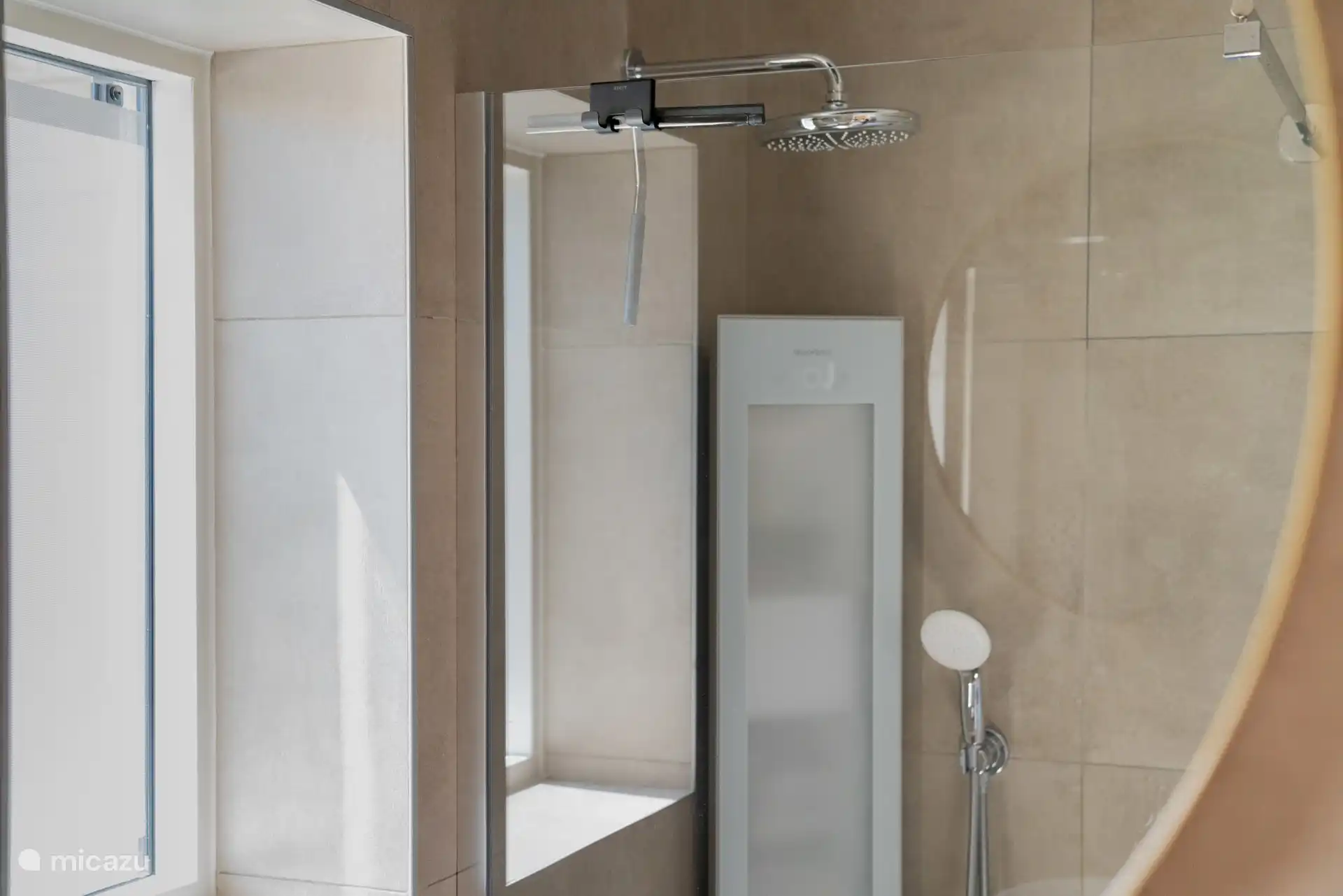 El baño con ducha solar. ¿Te vas a broncear mientras te duchas?