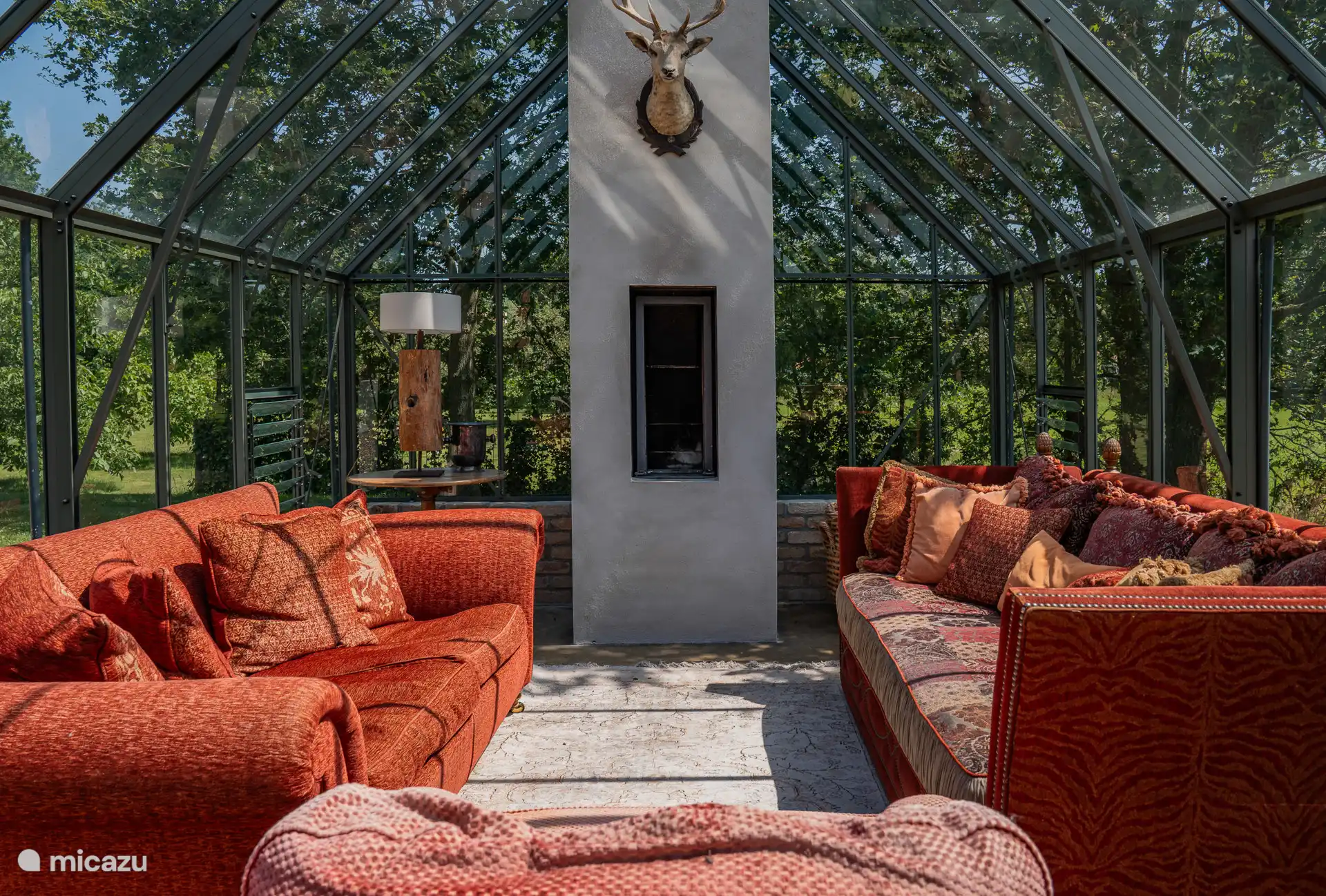 Das Jagdschloss Heidebloem mit Kamin und schönen Lounge-Sofas