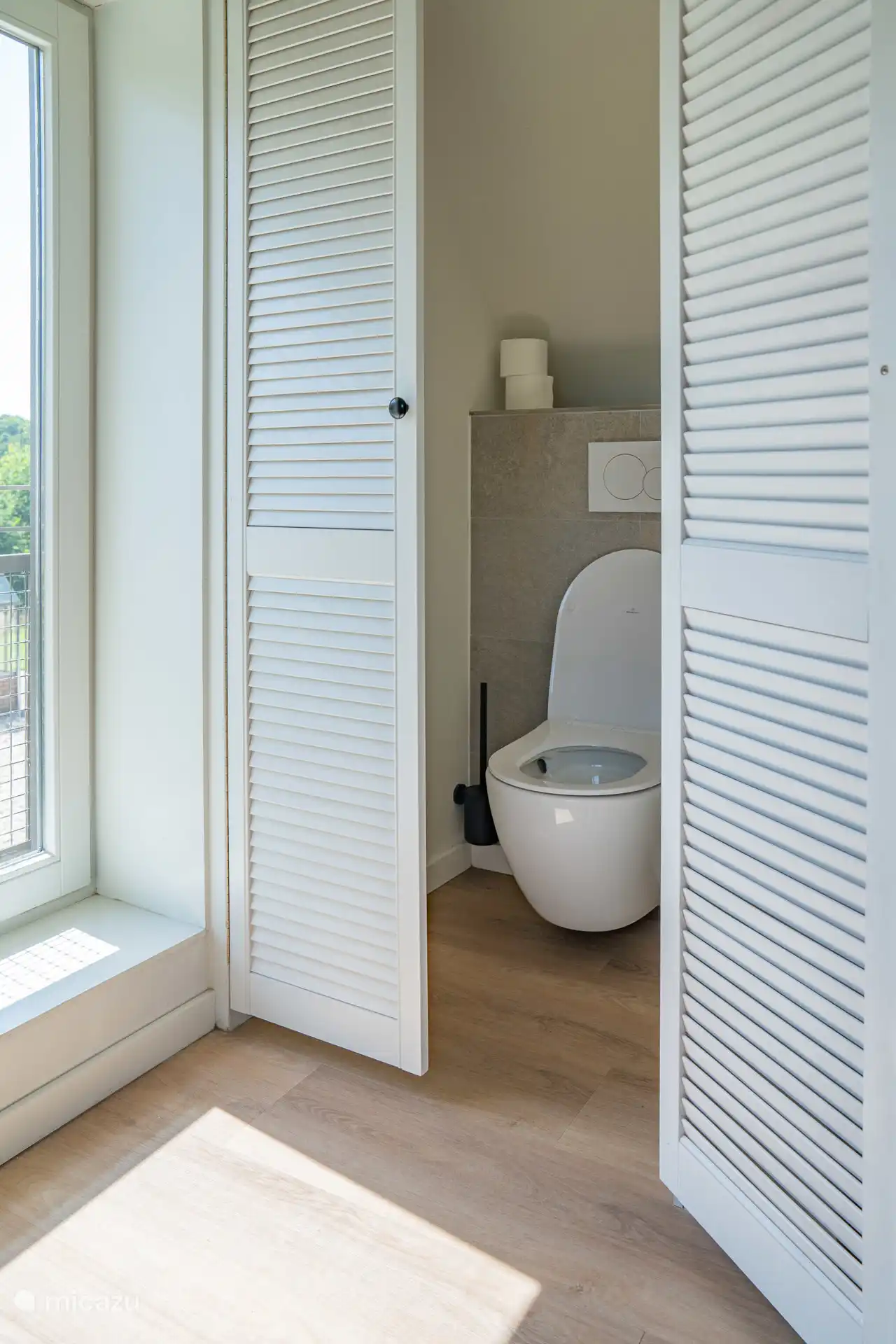 Het toilet in deze slaapkamer