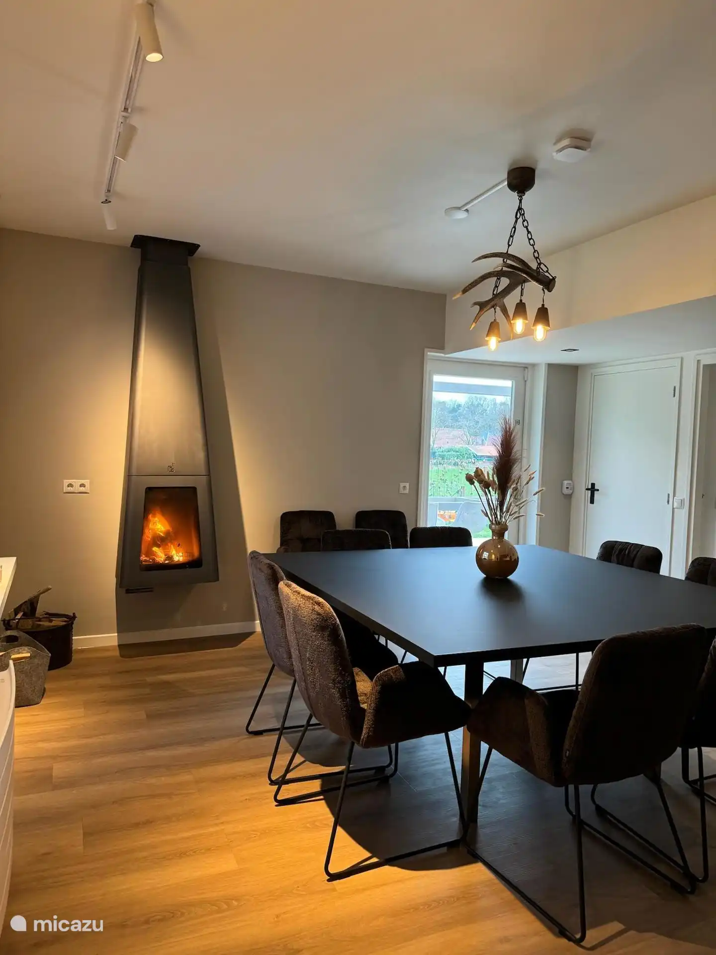 De eetkamer van de Heidebloem met haard