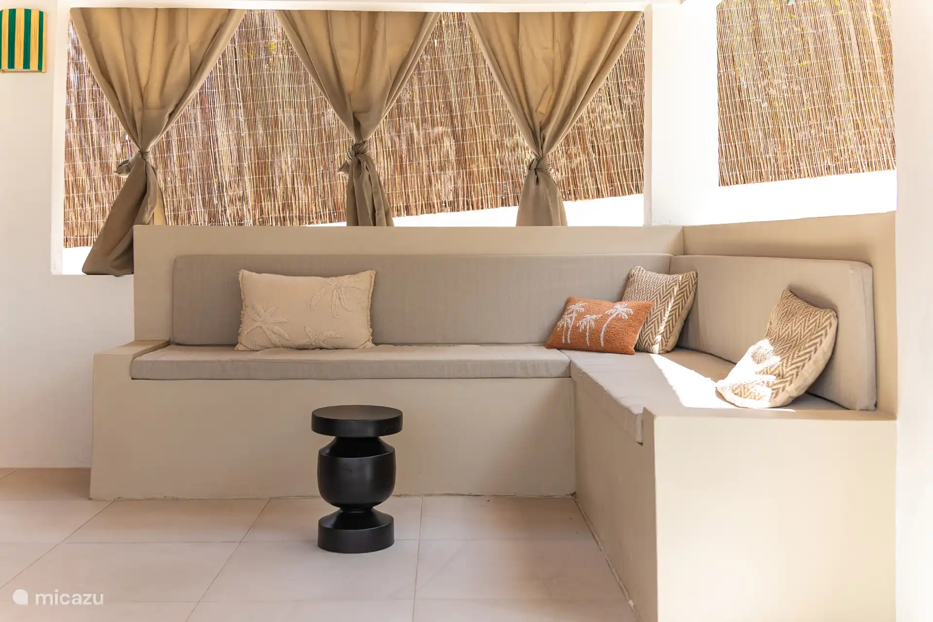 loungehoek in de overdekte buitenruimte