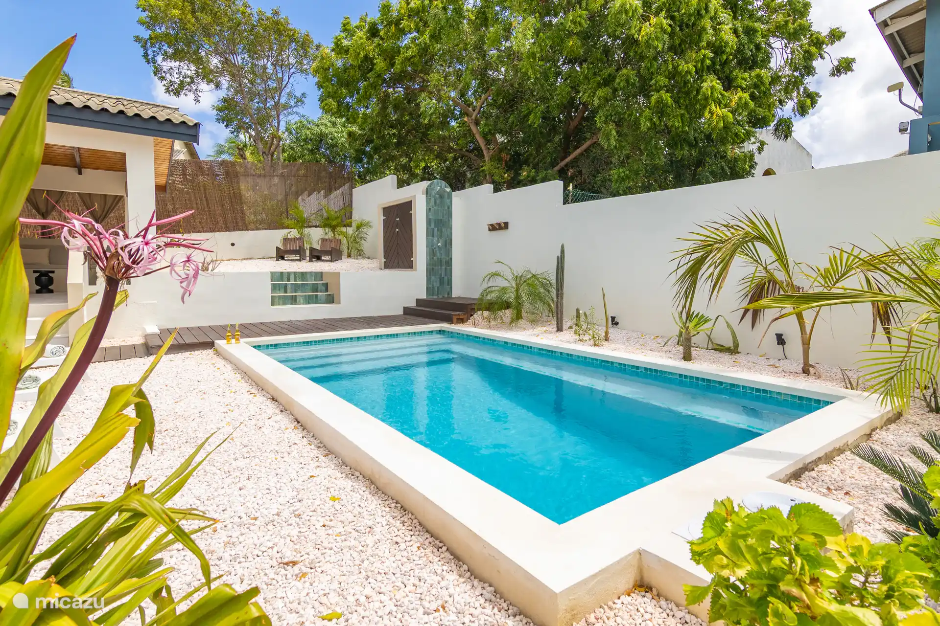 Prive zwembad met zitbank