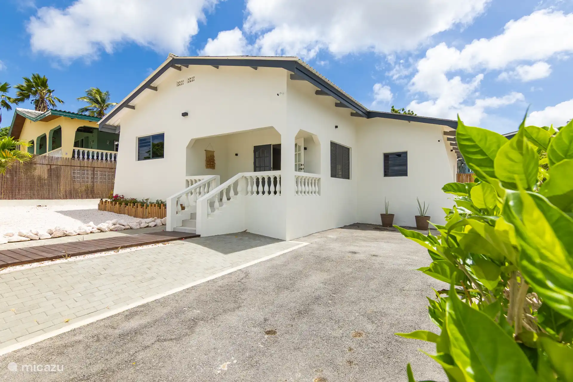 Woning voorzijde met parkeerplaats en automatisch hek