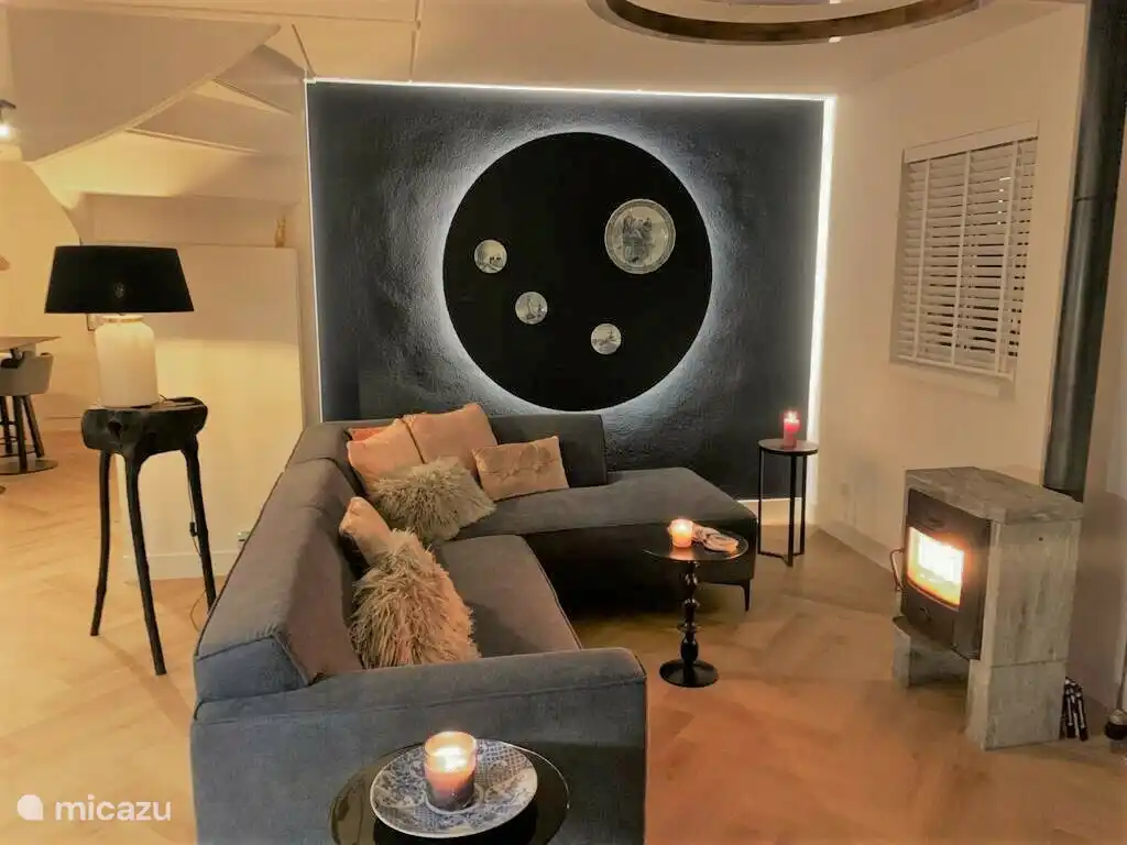 Salon moderne avec cheminée