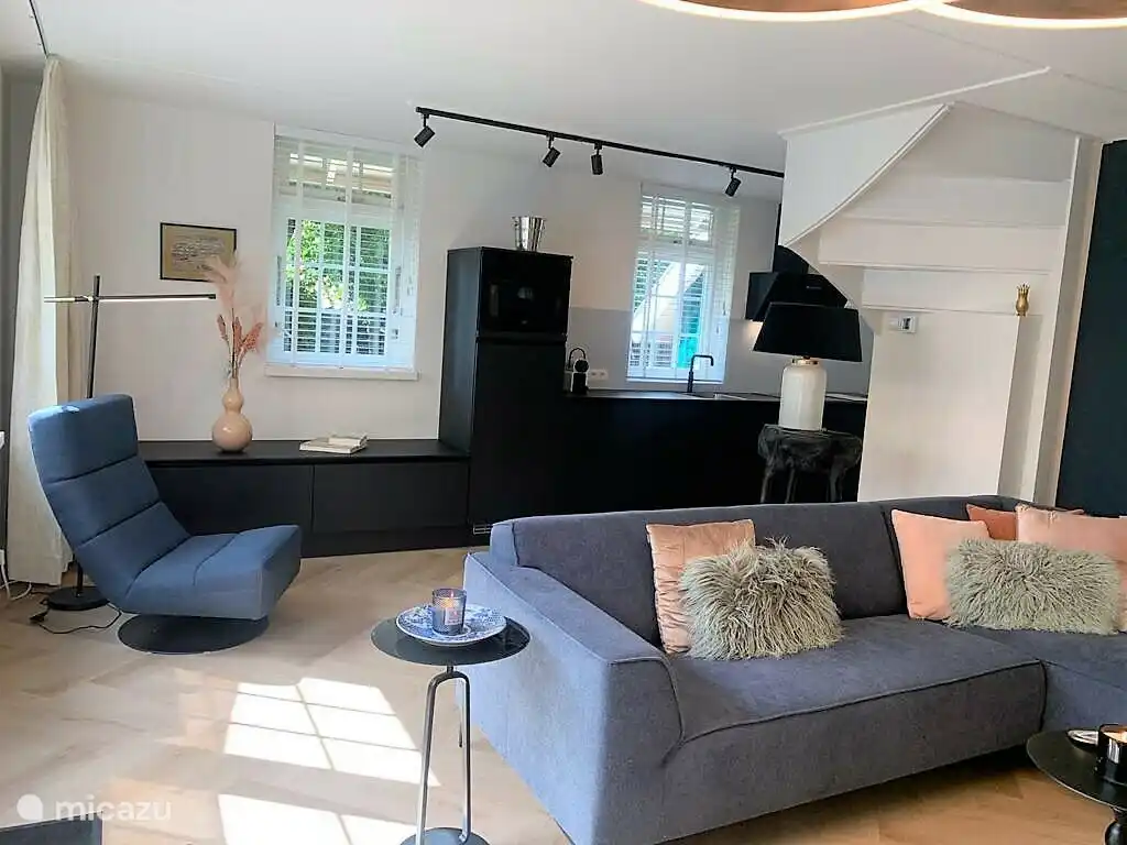 Salon moderne avec cuisine de luxe