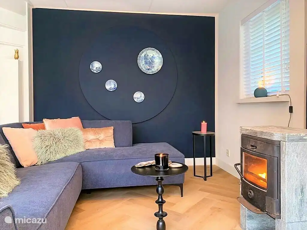 Le salon moderne du Belegh van Groll avec cheminée