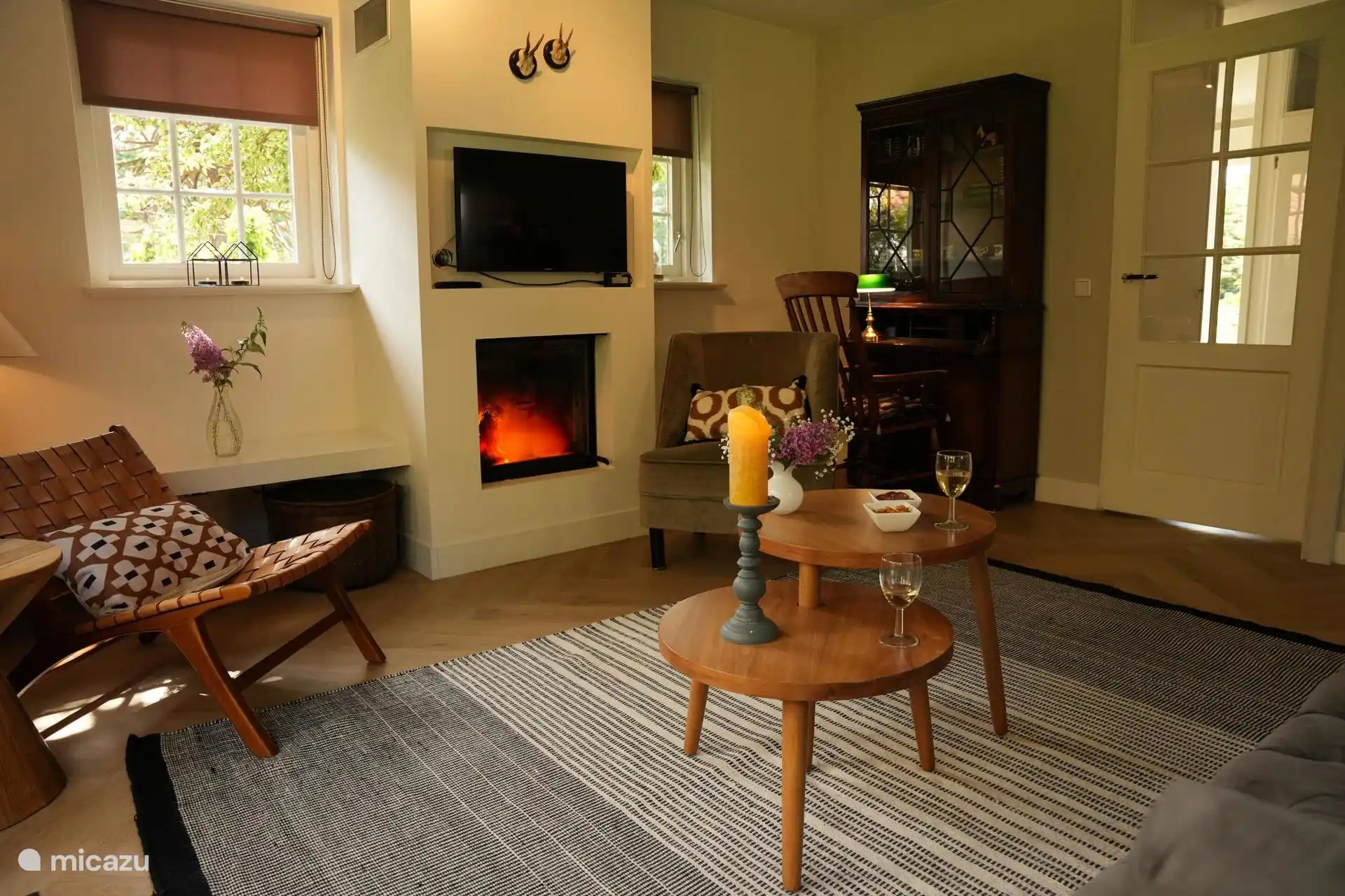 De woonkamer met openhaard