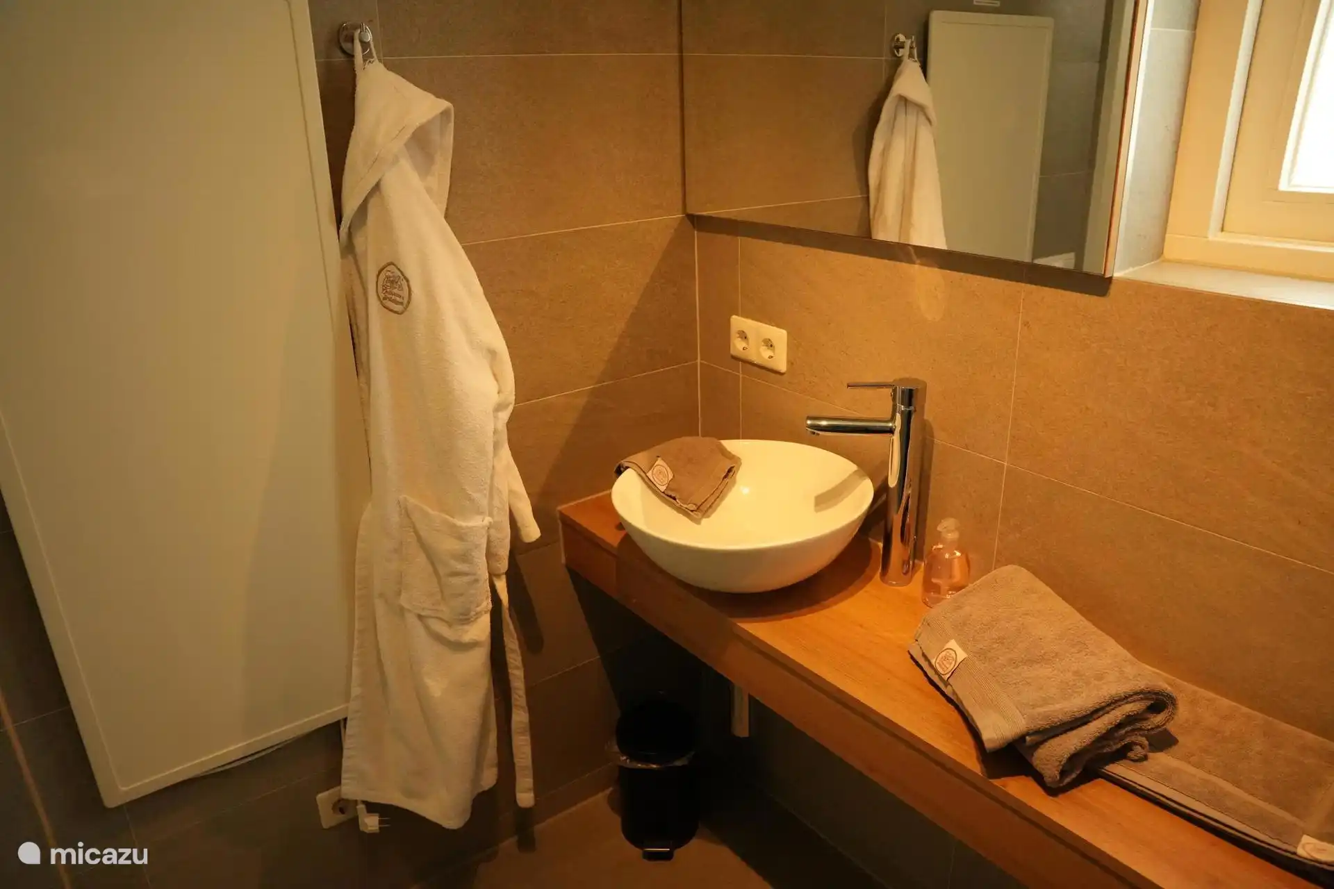 Ruime en moderne badkamer