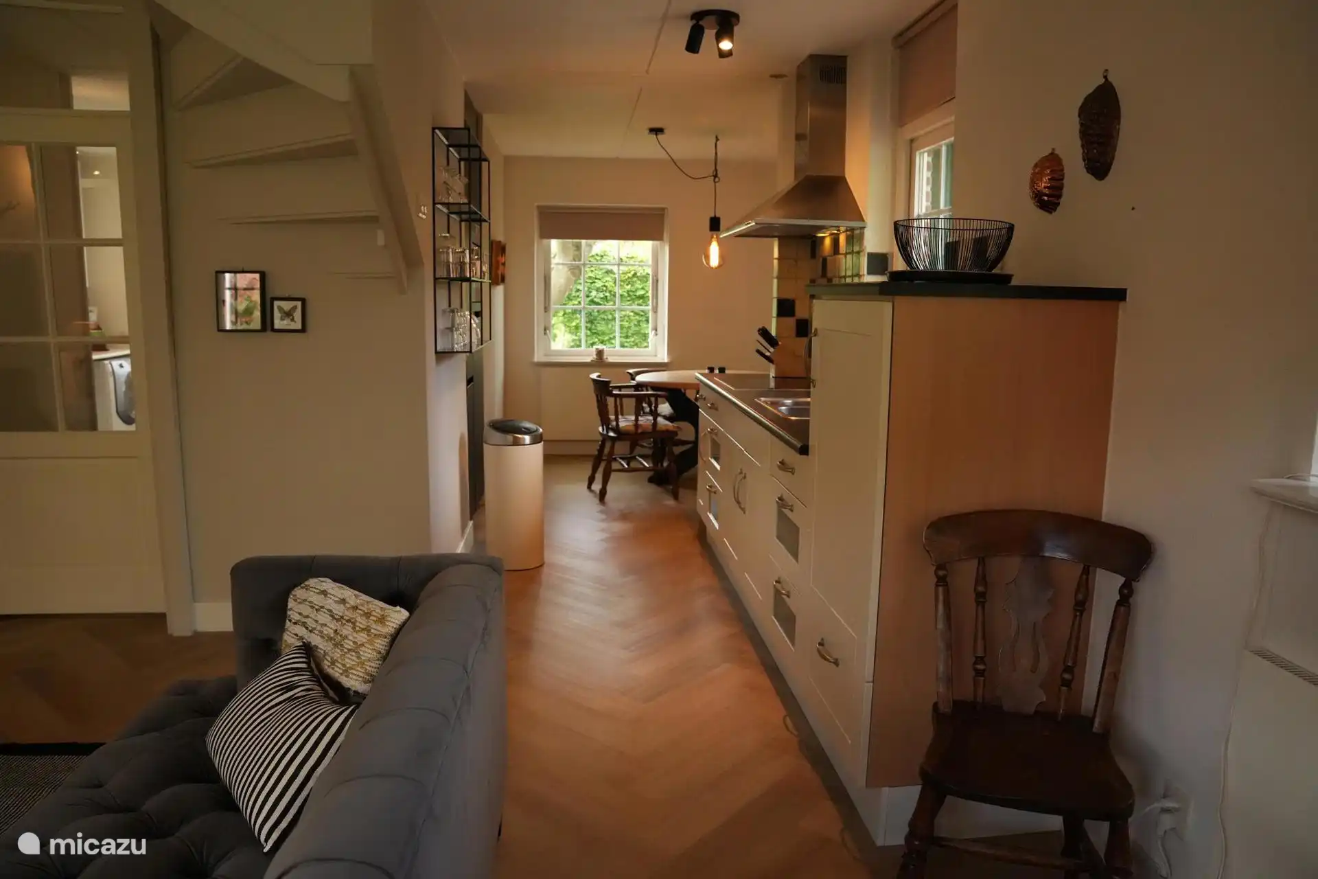 Ruime woonkamer met keuken en apart eetgedeelte 