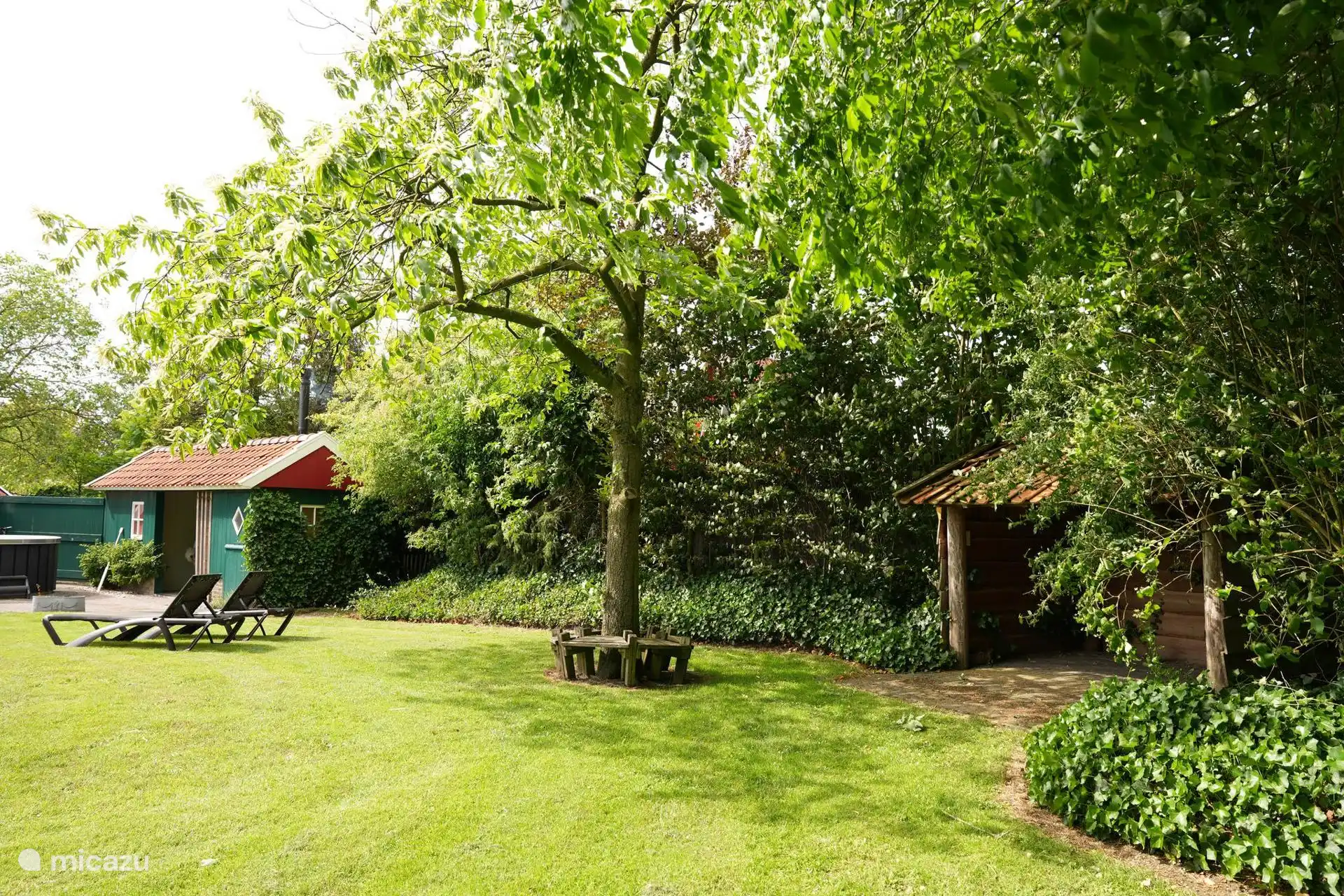 Prachtige groene tuin van het Roodborstje 