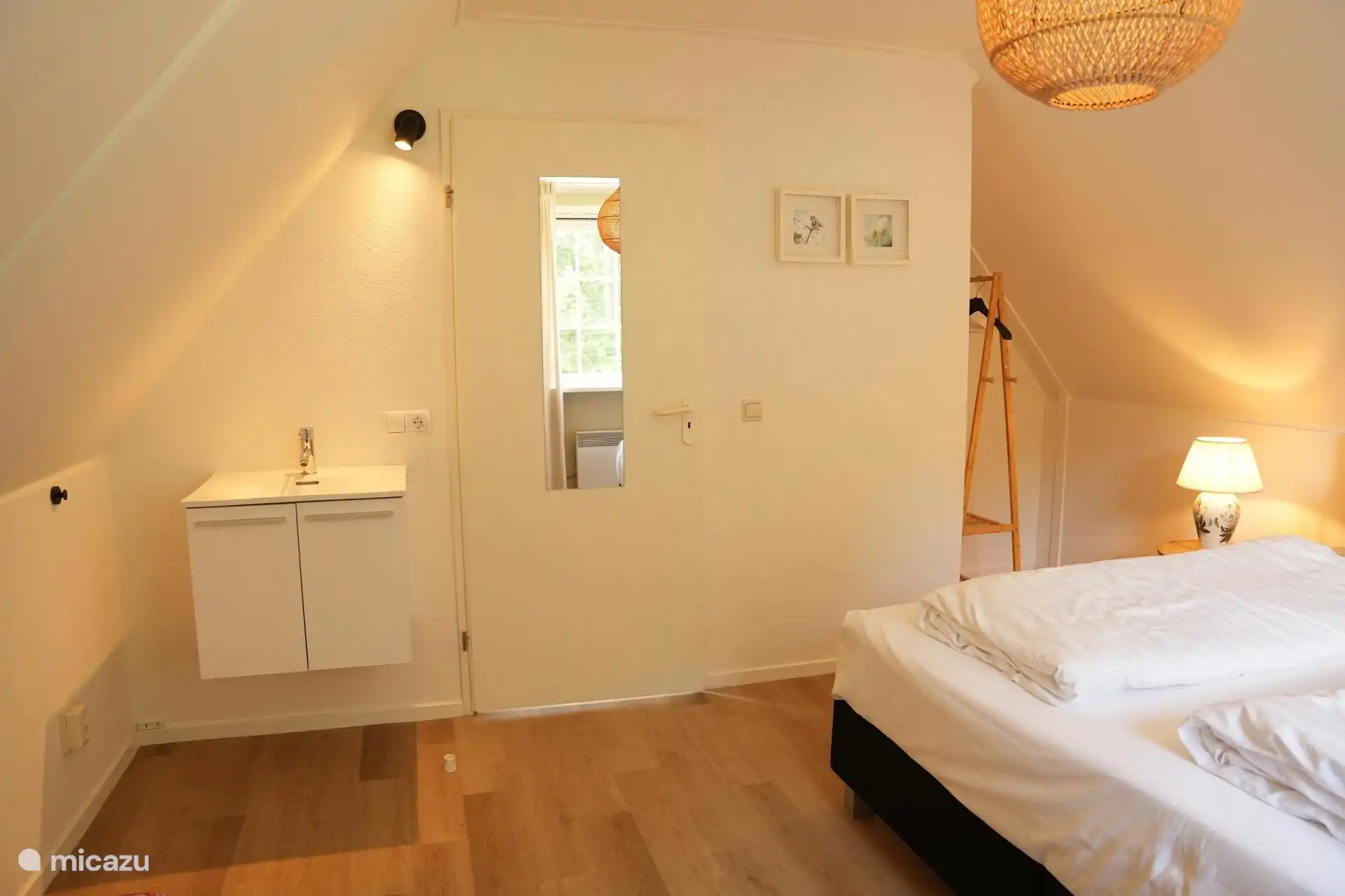 Slaapkamer met wasbak 