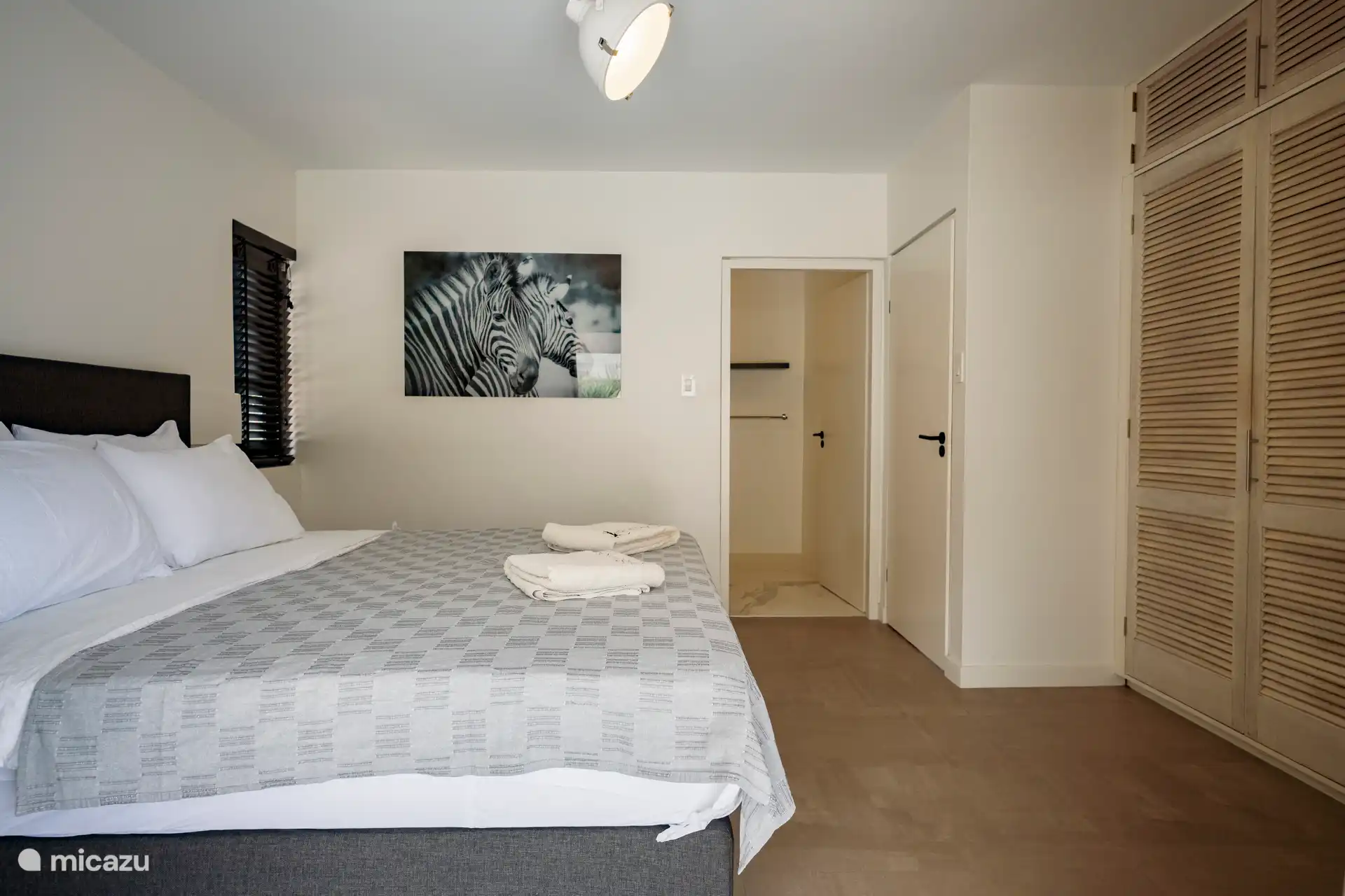 Chambre principale avec salle de bain attenante