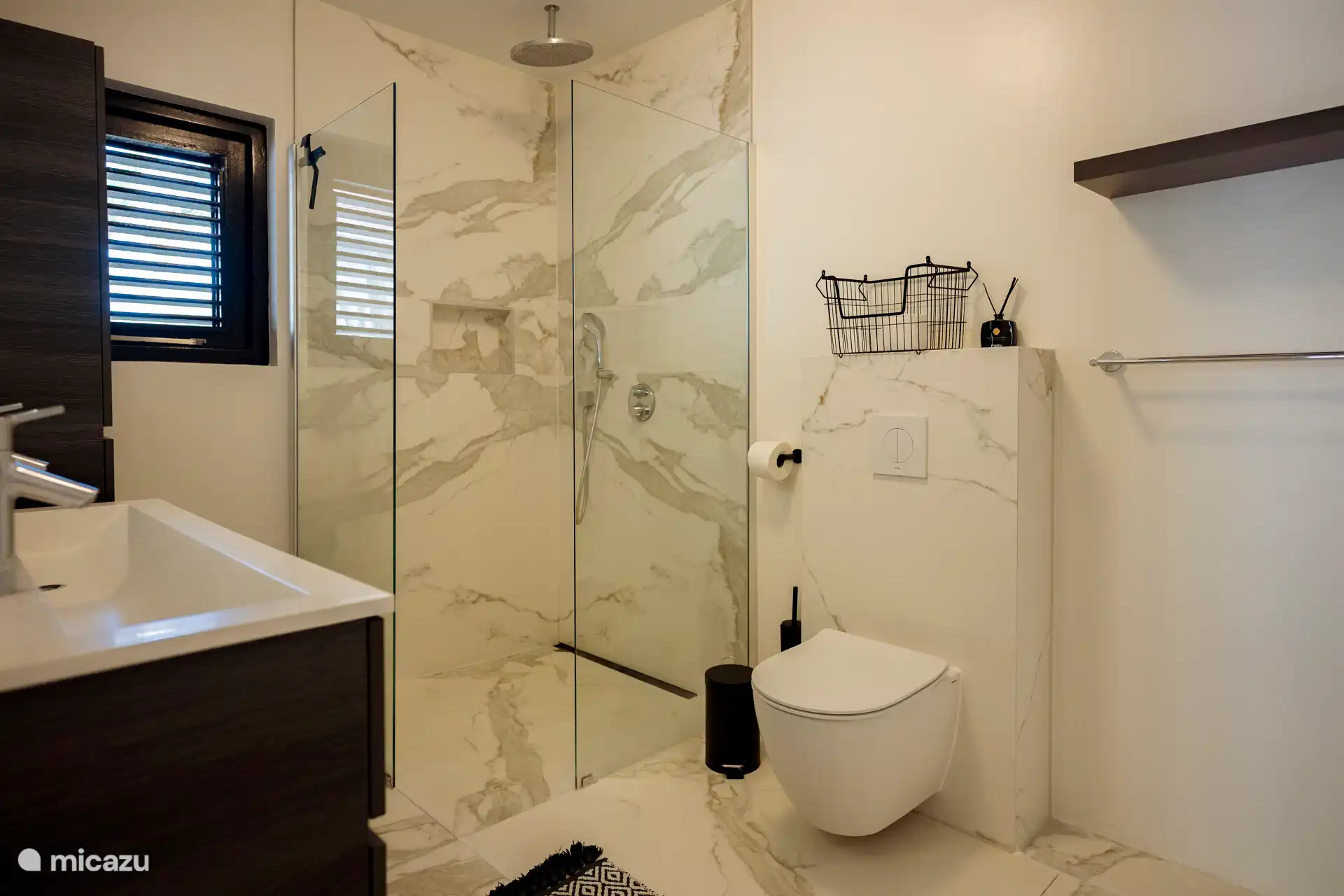 Salle de bain dans la chambre principale