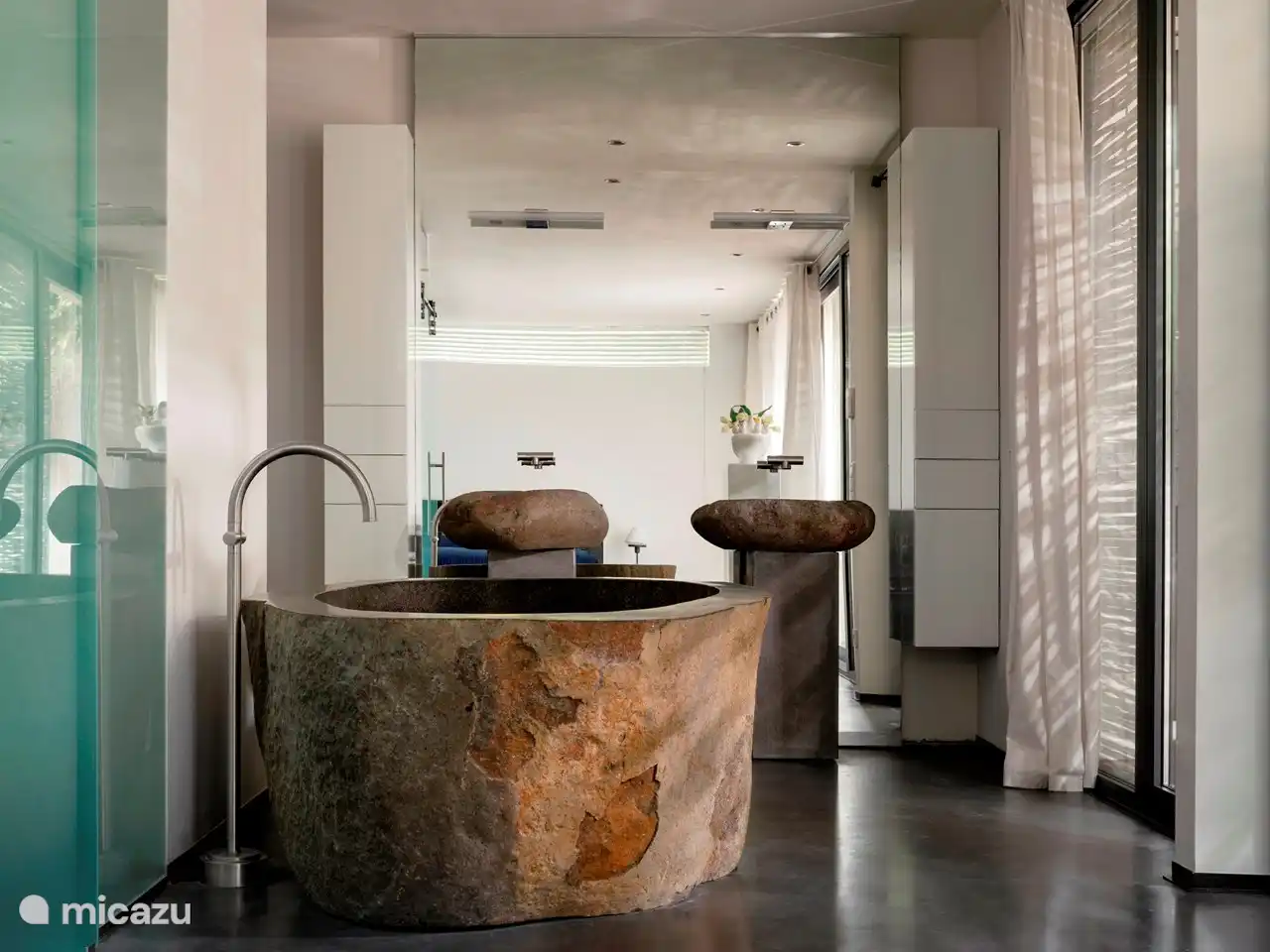Natural stone bathtub