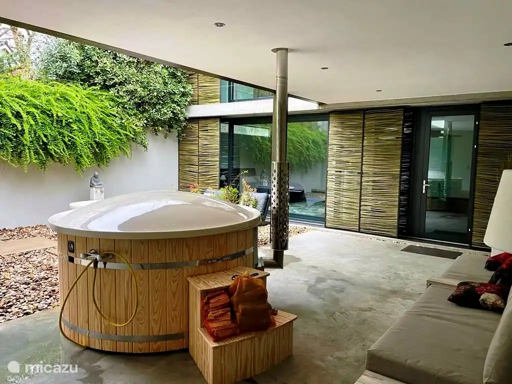 Hot tub on the terrace below