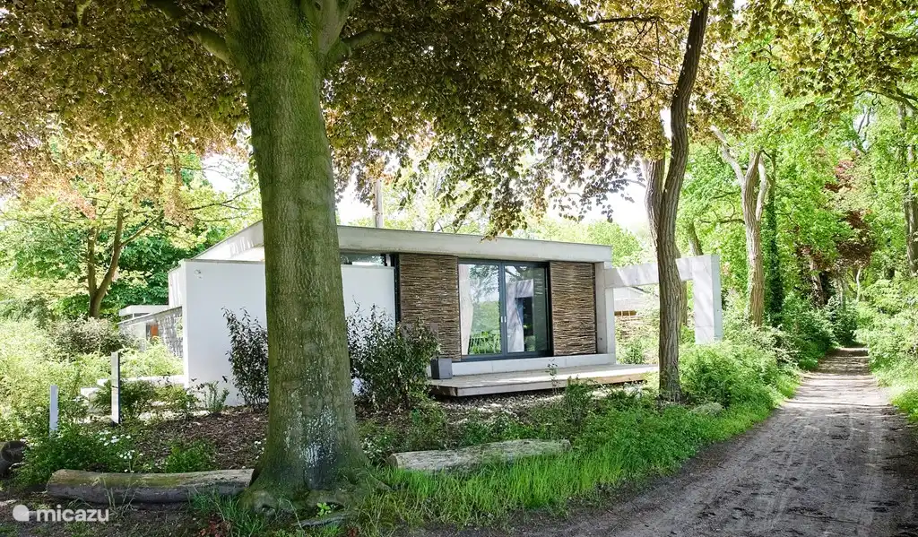 Exterior view Betonnen Boshuis, on edge of forest and golf course