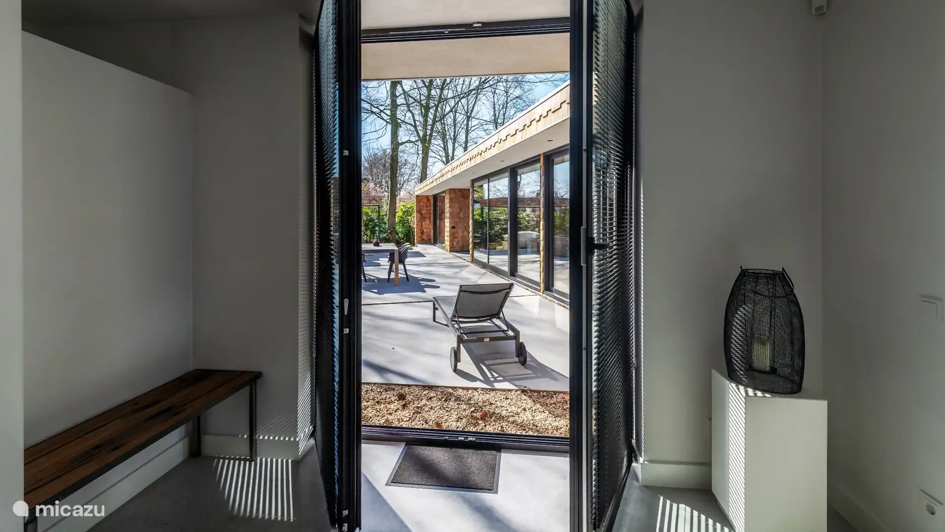 Uitzicht vanuit de slaapkamer op het terras