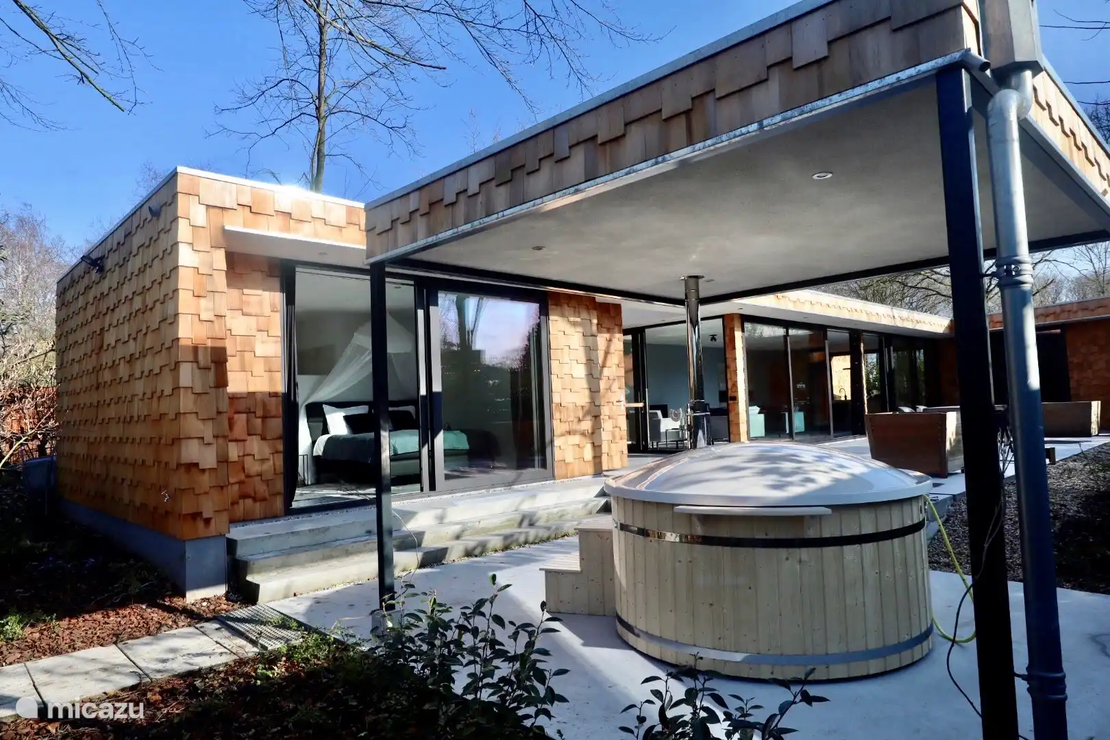 Terras met overdekte hottub