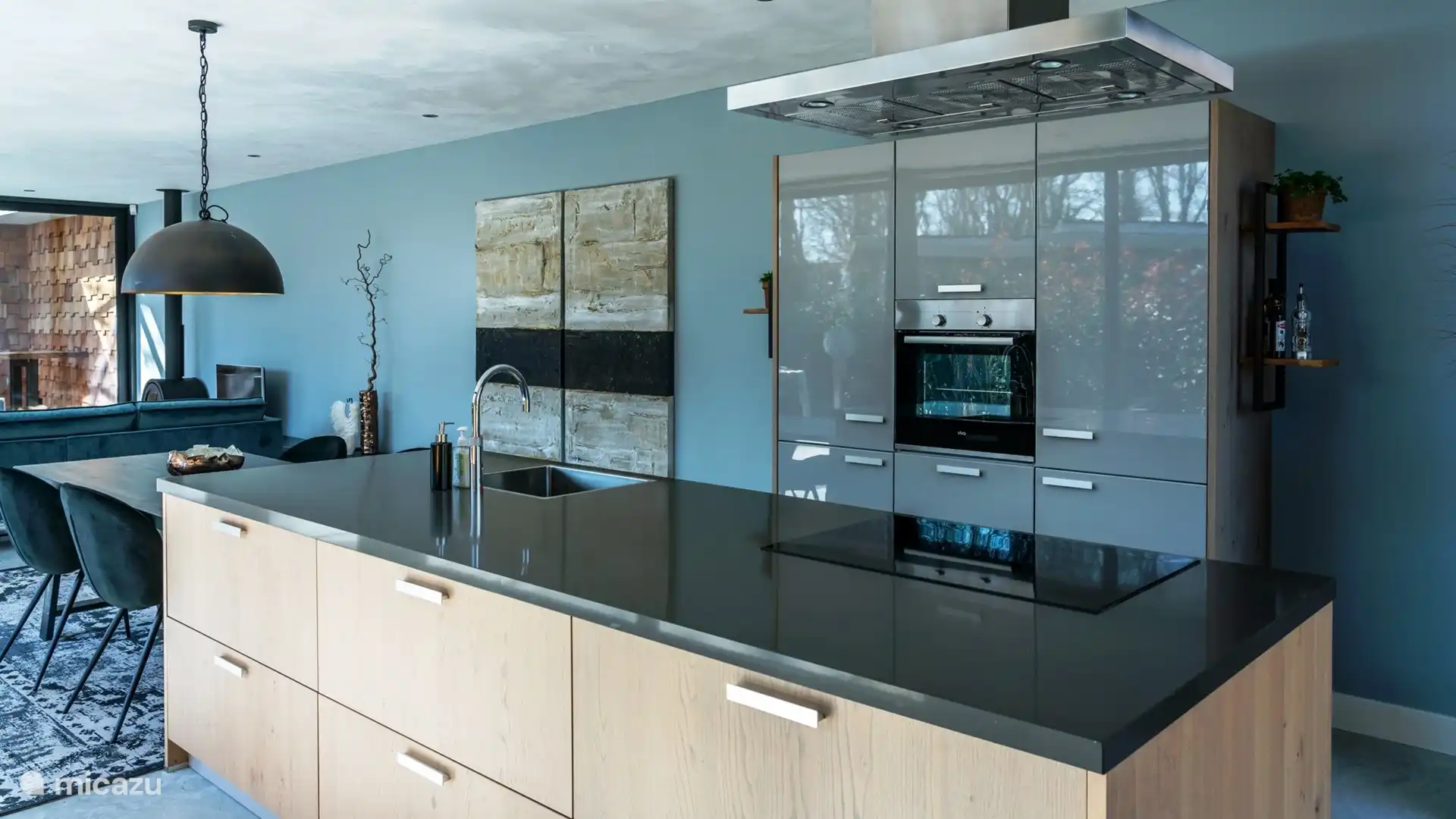 Moderne keuken met eettafel