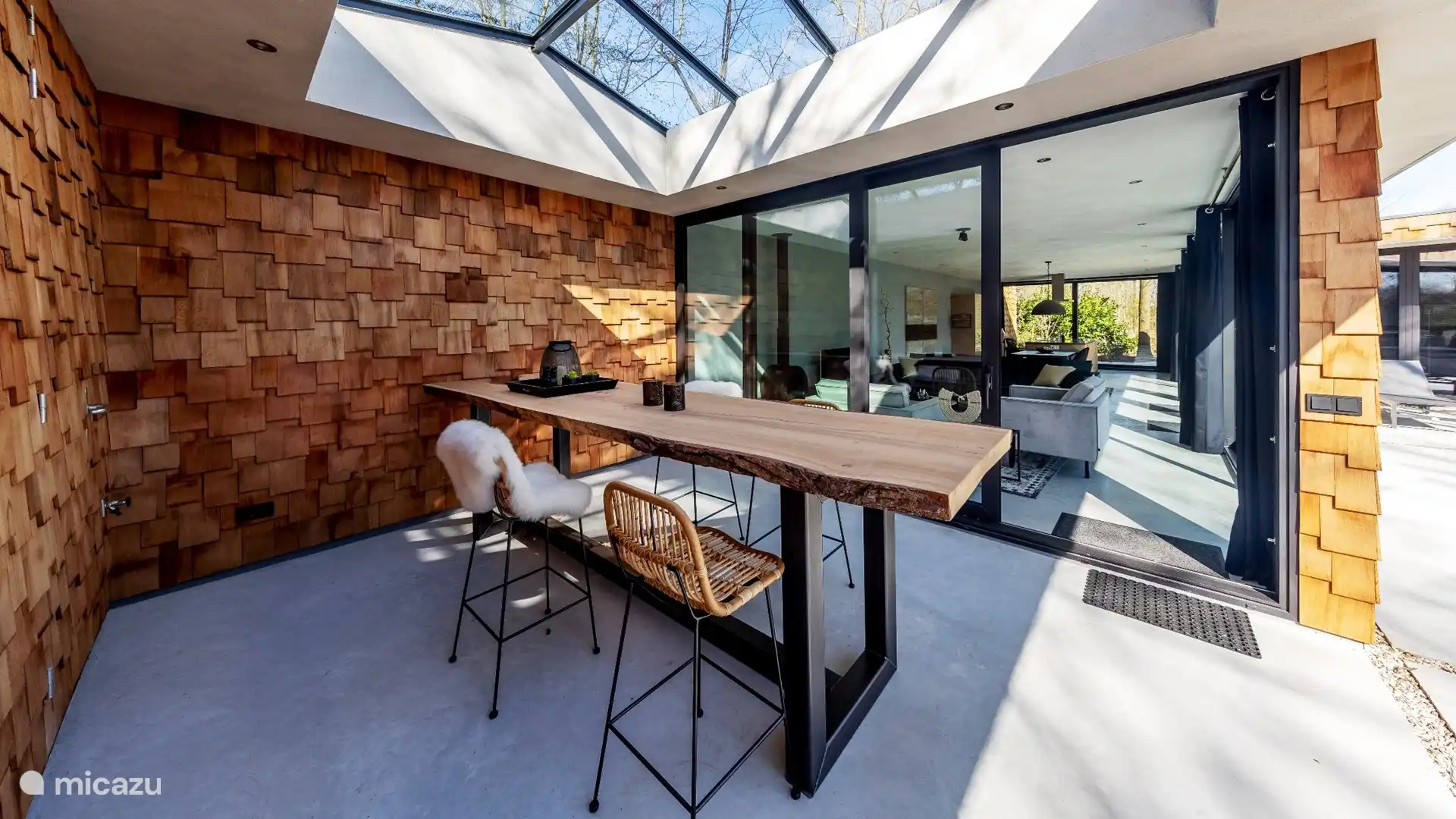 Overdekt terras met hoge tafel