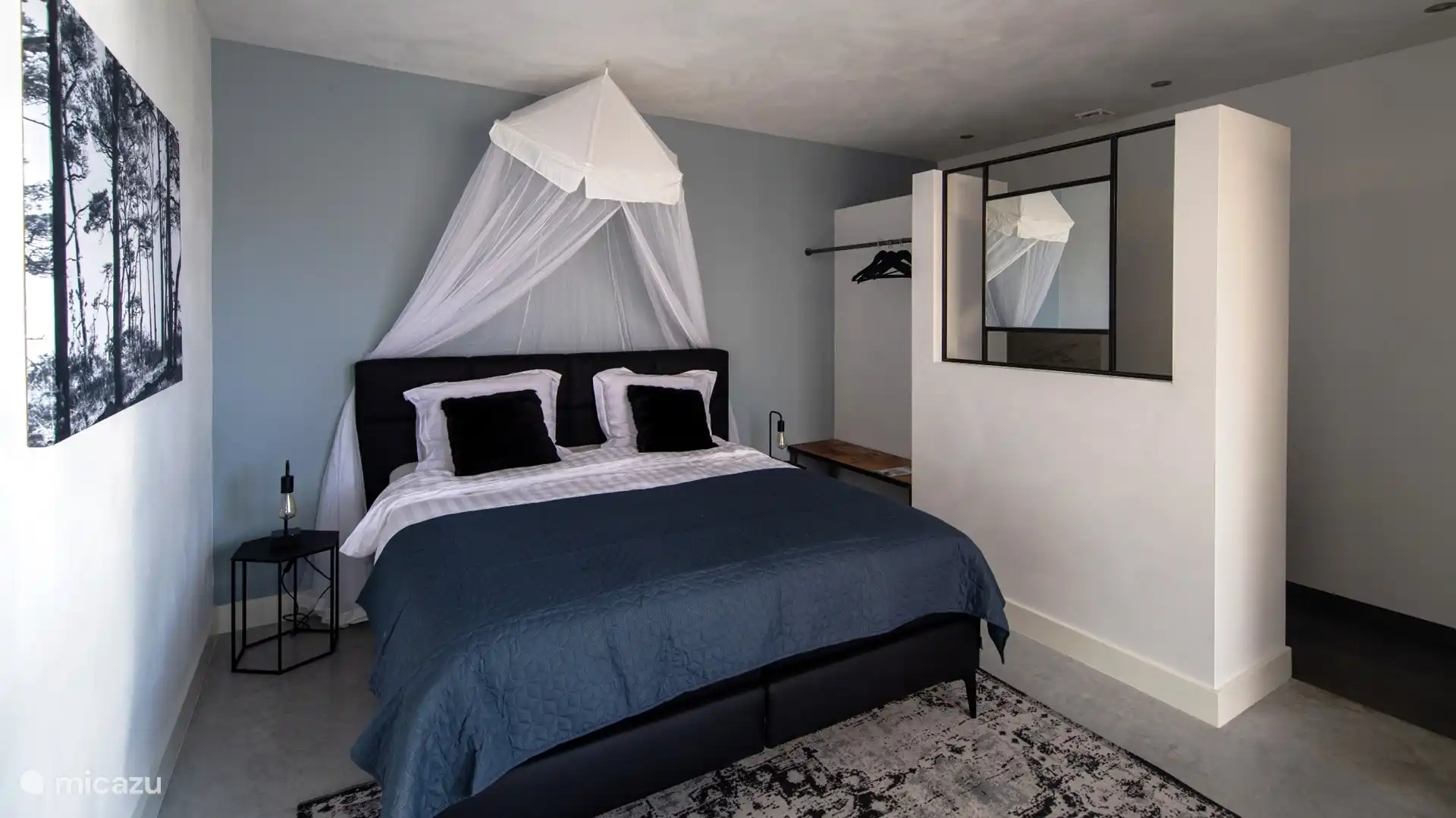 Slaapkamer bij binnenkomst van het huis met privebadkamer