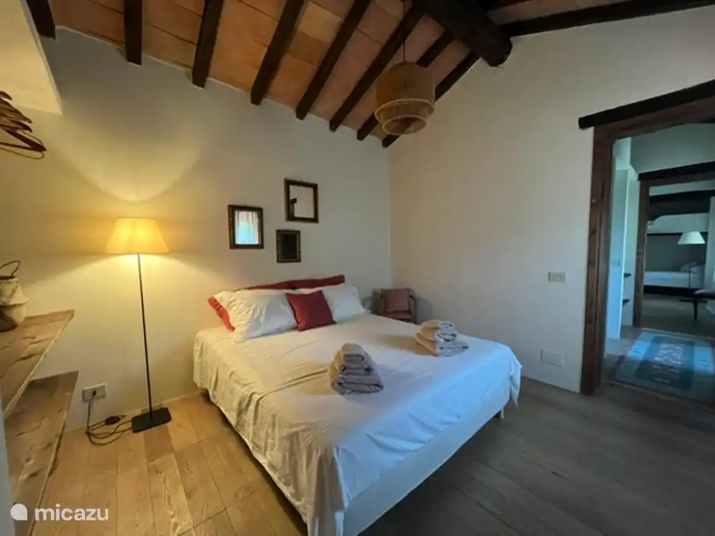 Slaapkamer met queensize bed 160x200