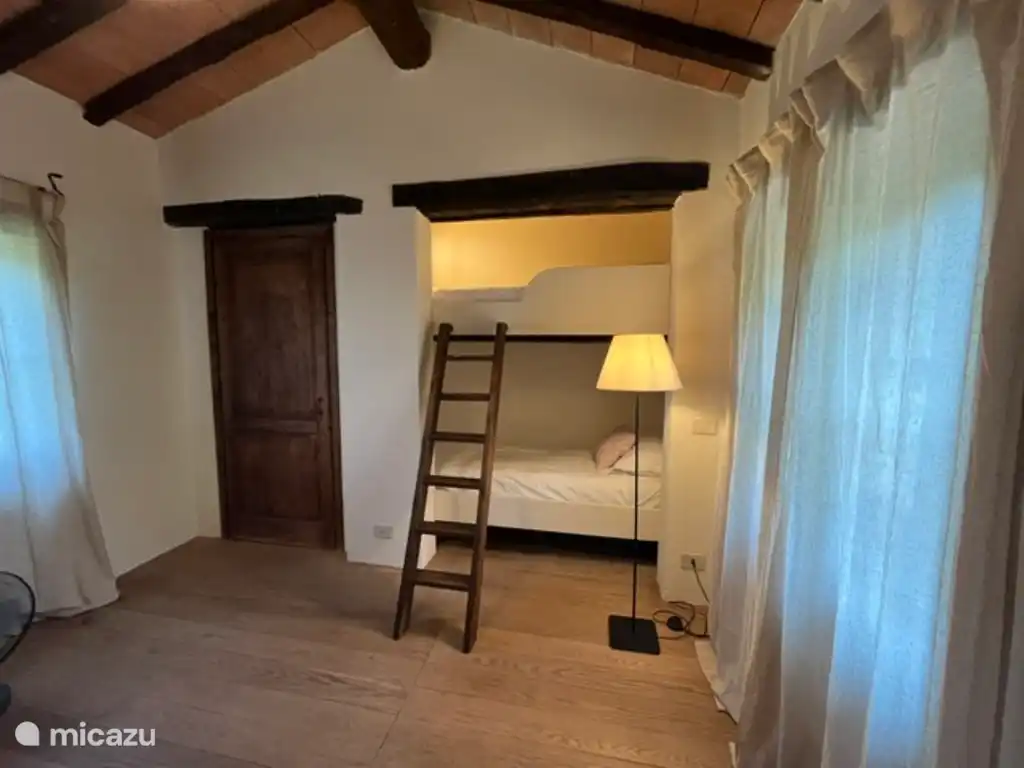 Slaapkamer met 2 stapelbedden