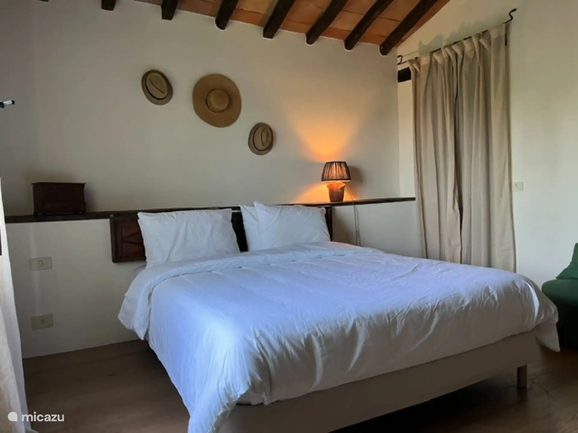 Hauptschlafzimmer mit eigenem Bad und Umkleideraum