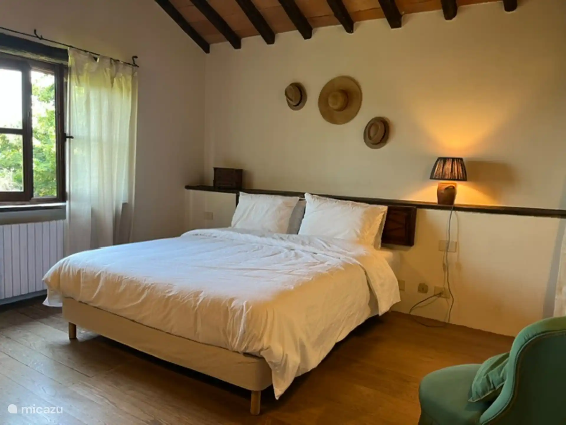 Hauptschlafzimmer mit eigenem Bad und Umkleideraum