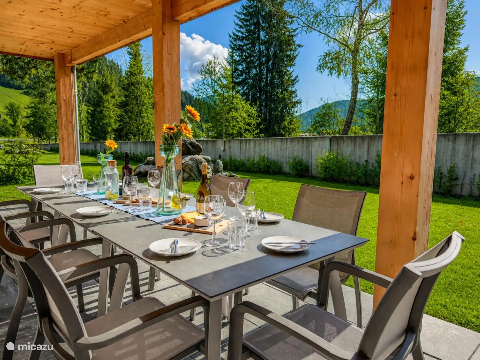 Terras met eettafel bij het chalet. 