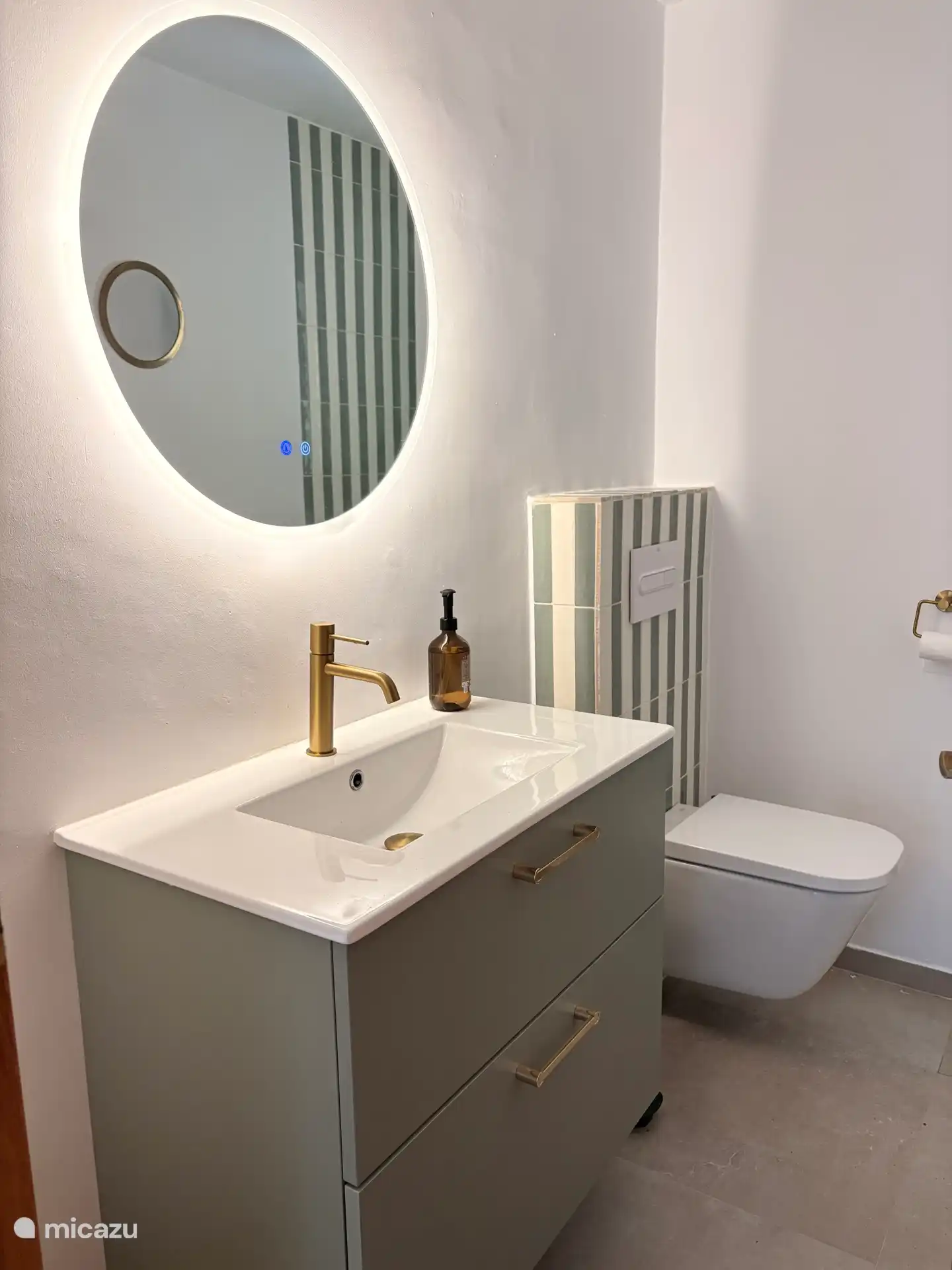 Badkamer met douche, toilet en wasbak horende bij appartement