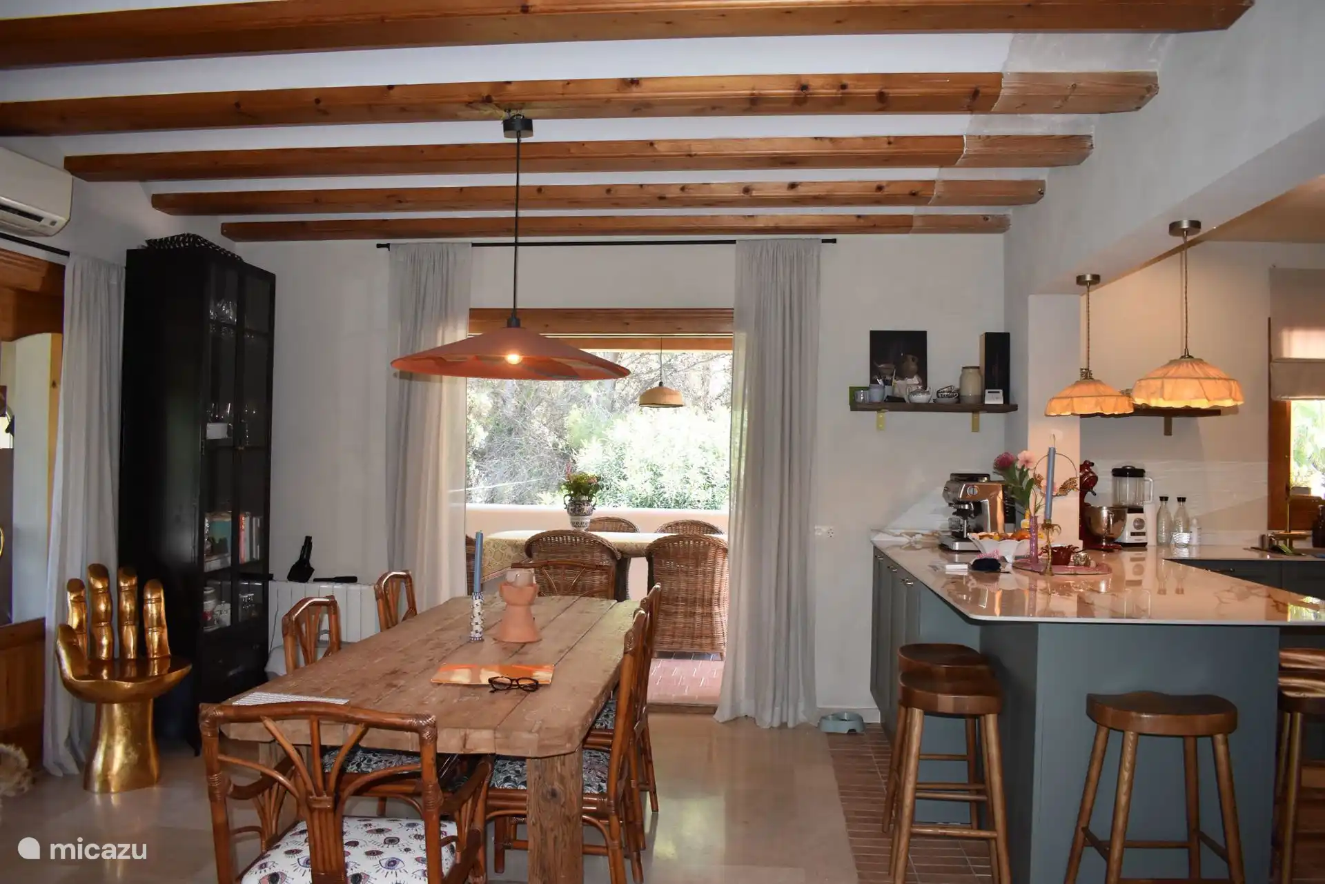 Eettafel met uitzicht op overdekt stuk terras met ook een eettafel voor 6 personen