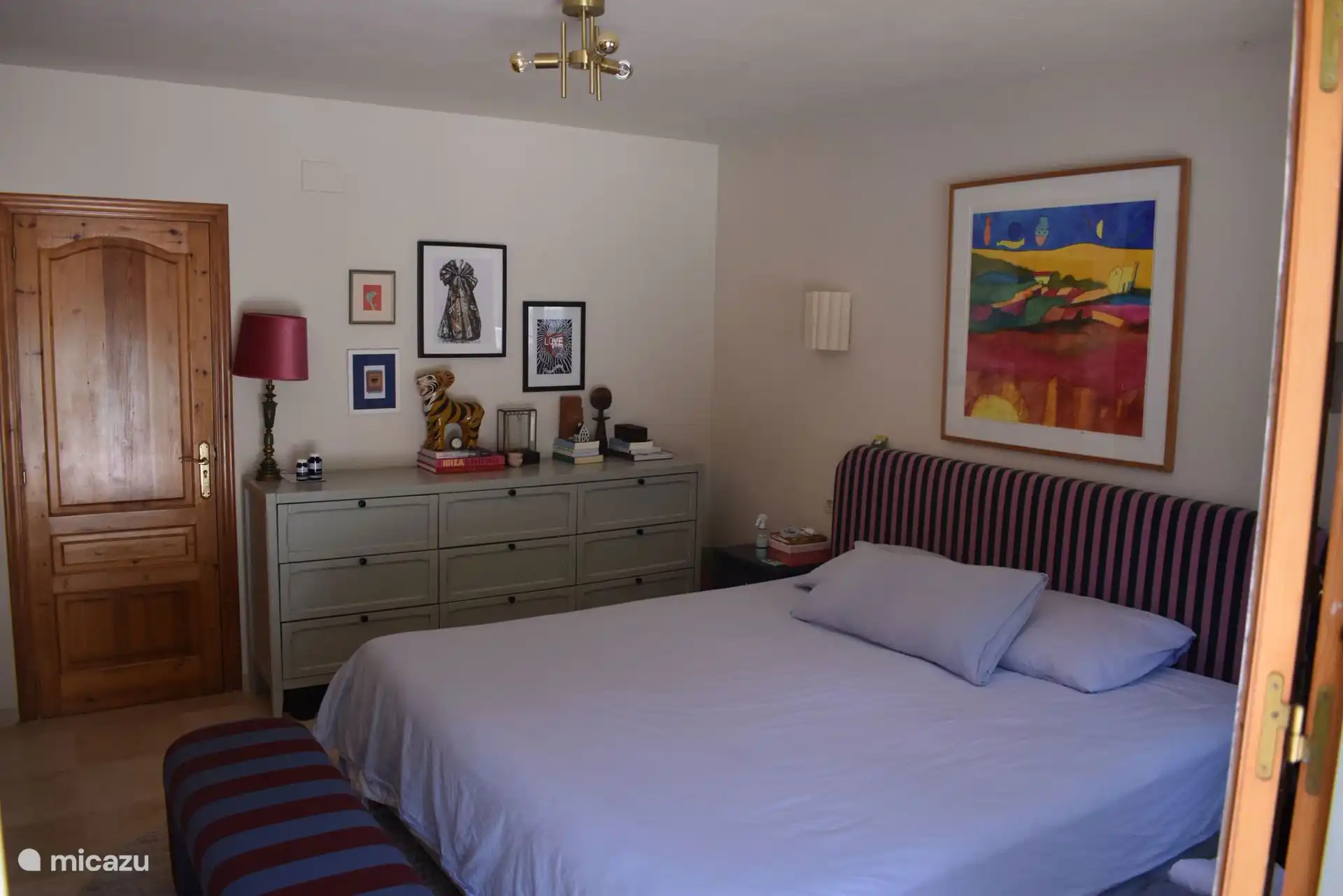 Grote slaapkamer met eigen badkamer (incl. ligbad, douche, toilet en wasbak)