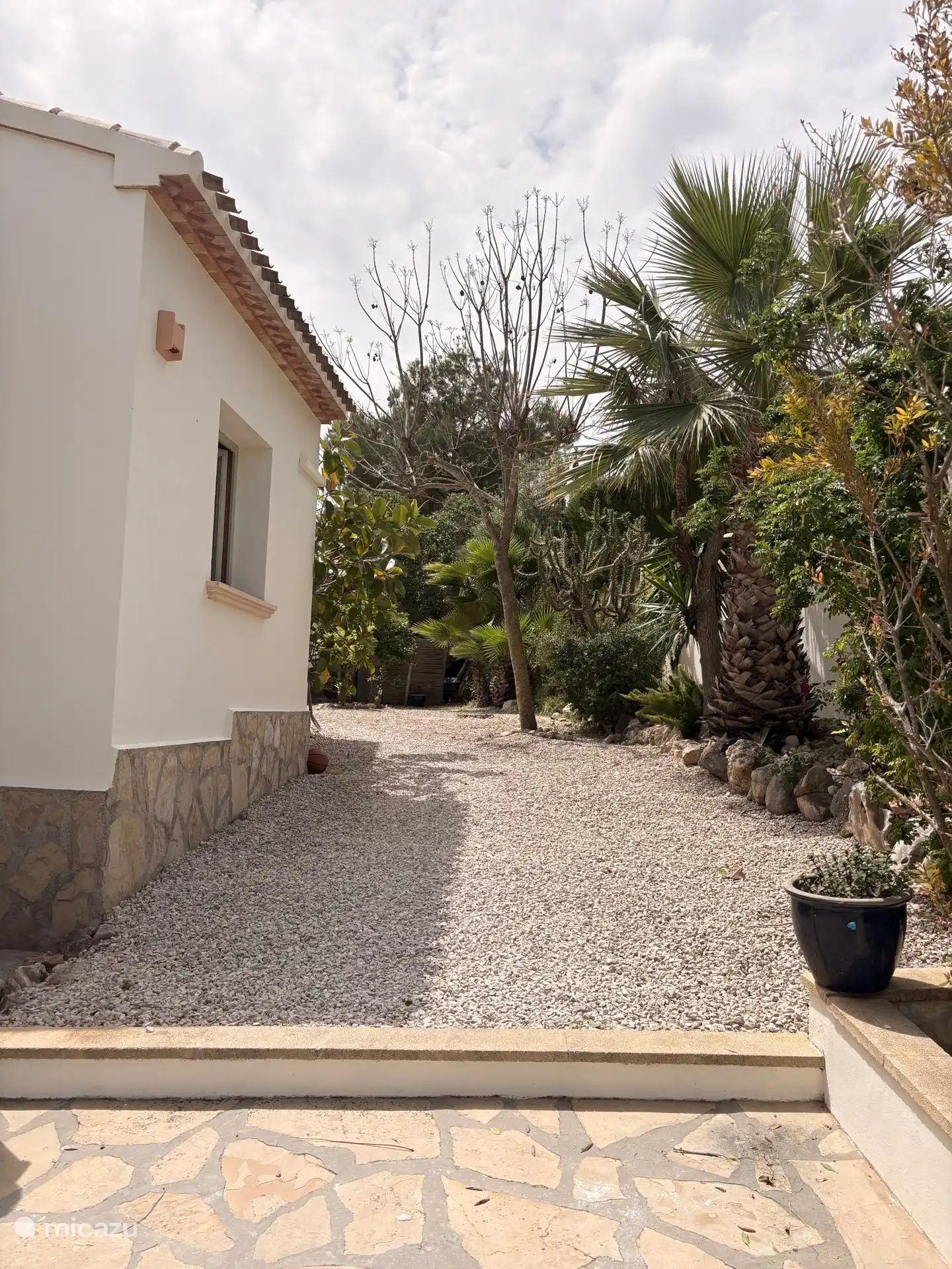 Entree tuin via voorzijde