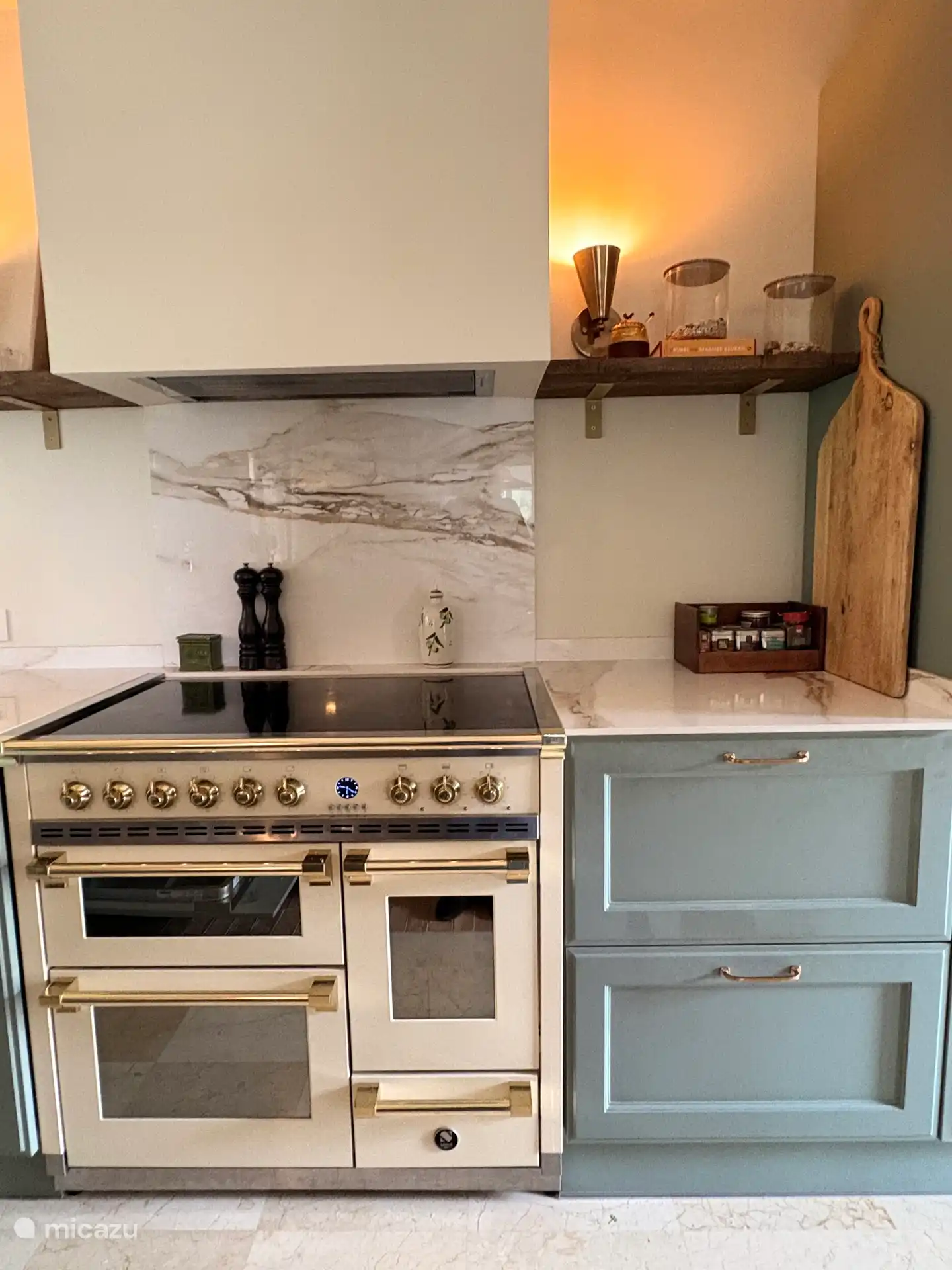 Oven (3x), inductiekoken, afzuigkap