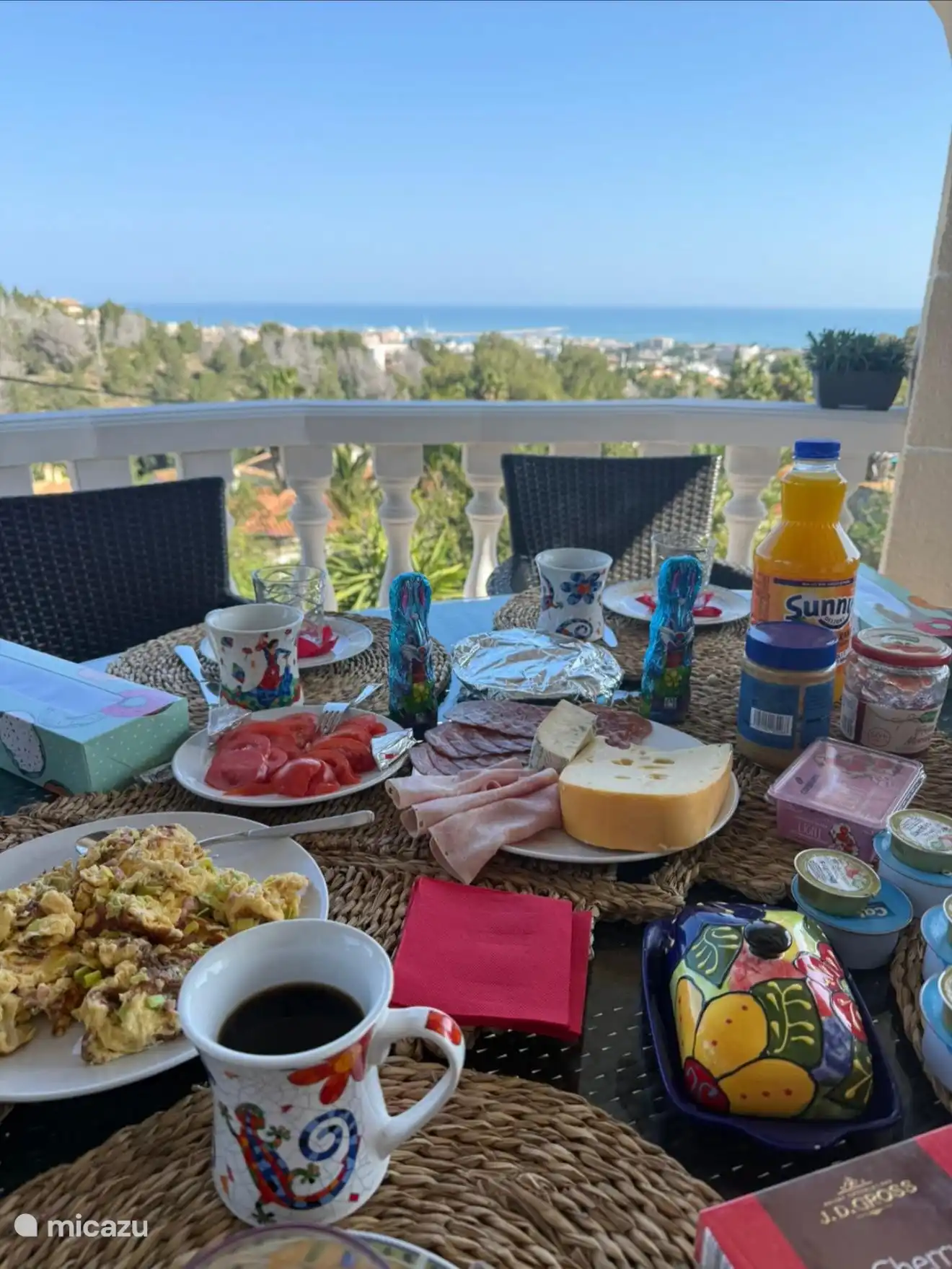 Overdekt terras met uitzicht op Denia en de zee