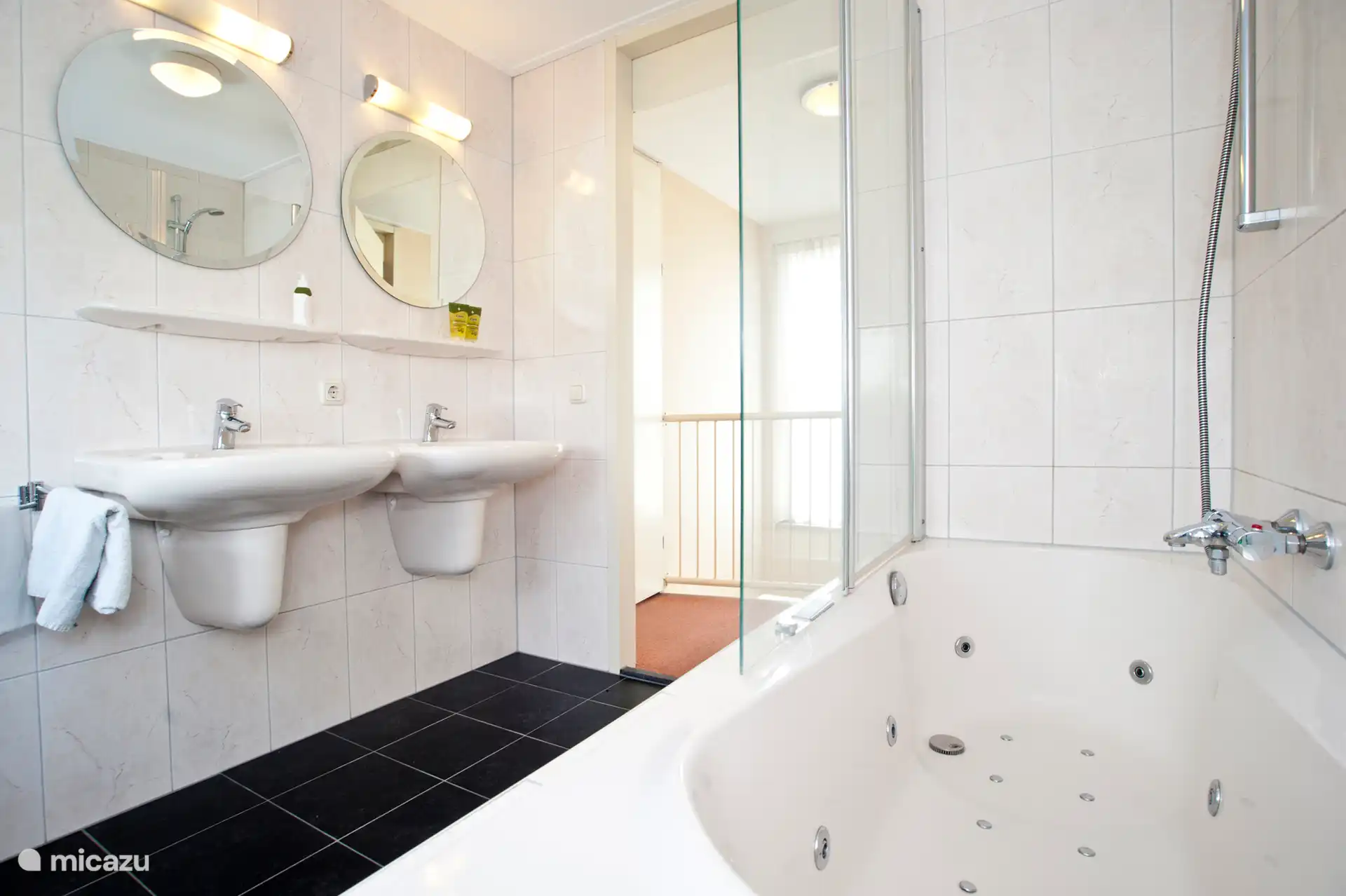 Badkamer met ligbad
