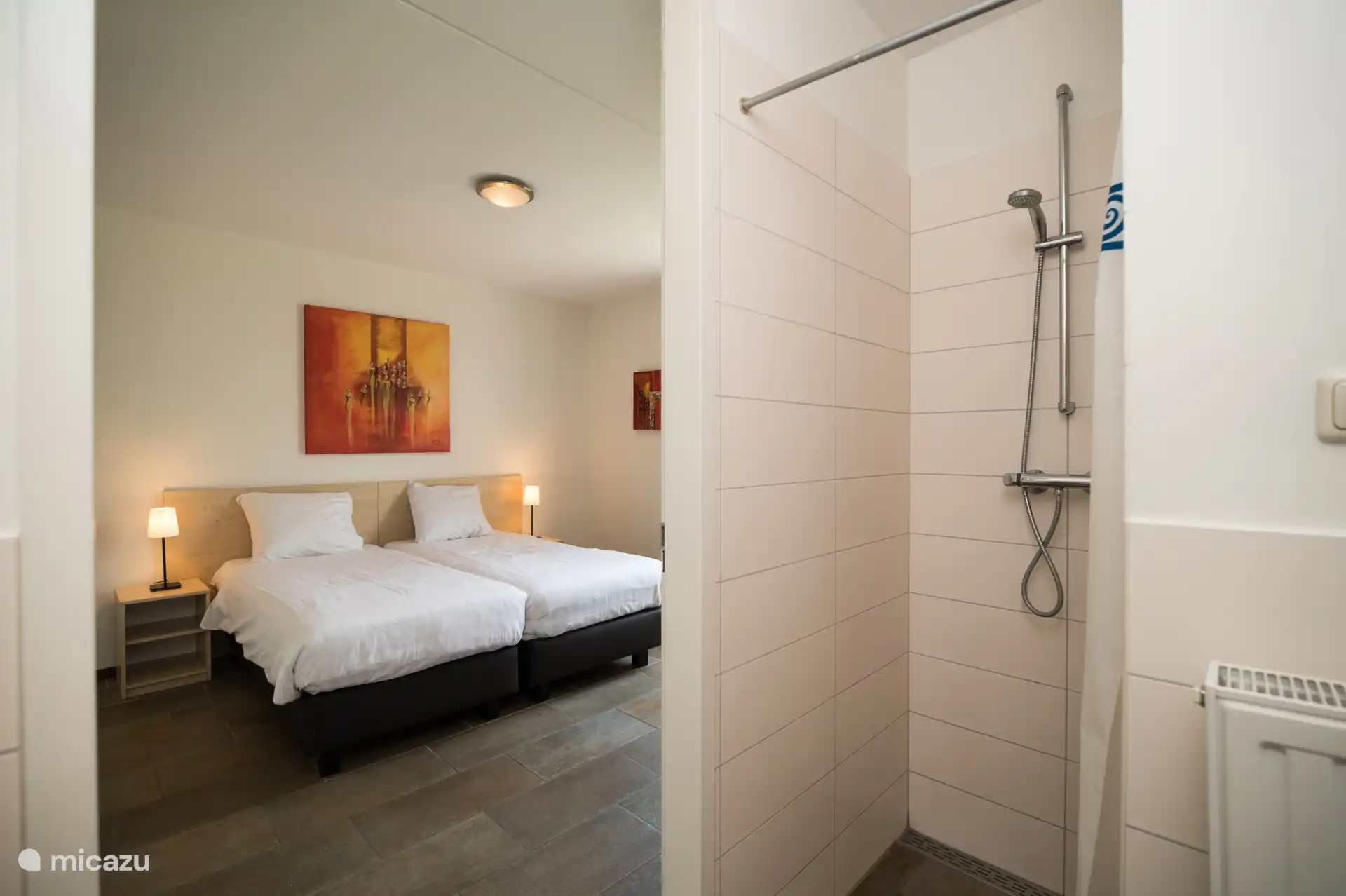 Dormitorio con baño en suite en la planta baja