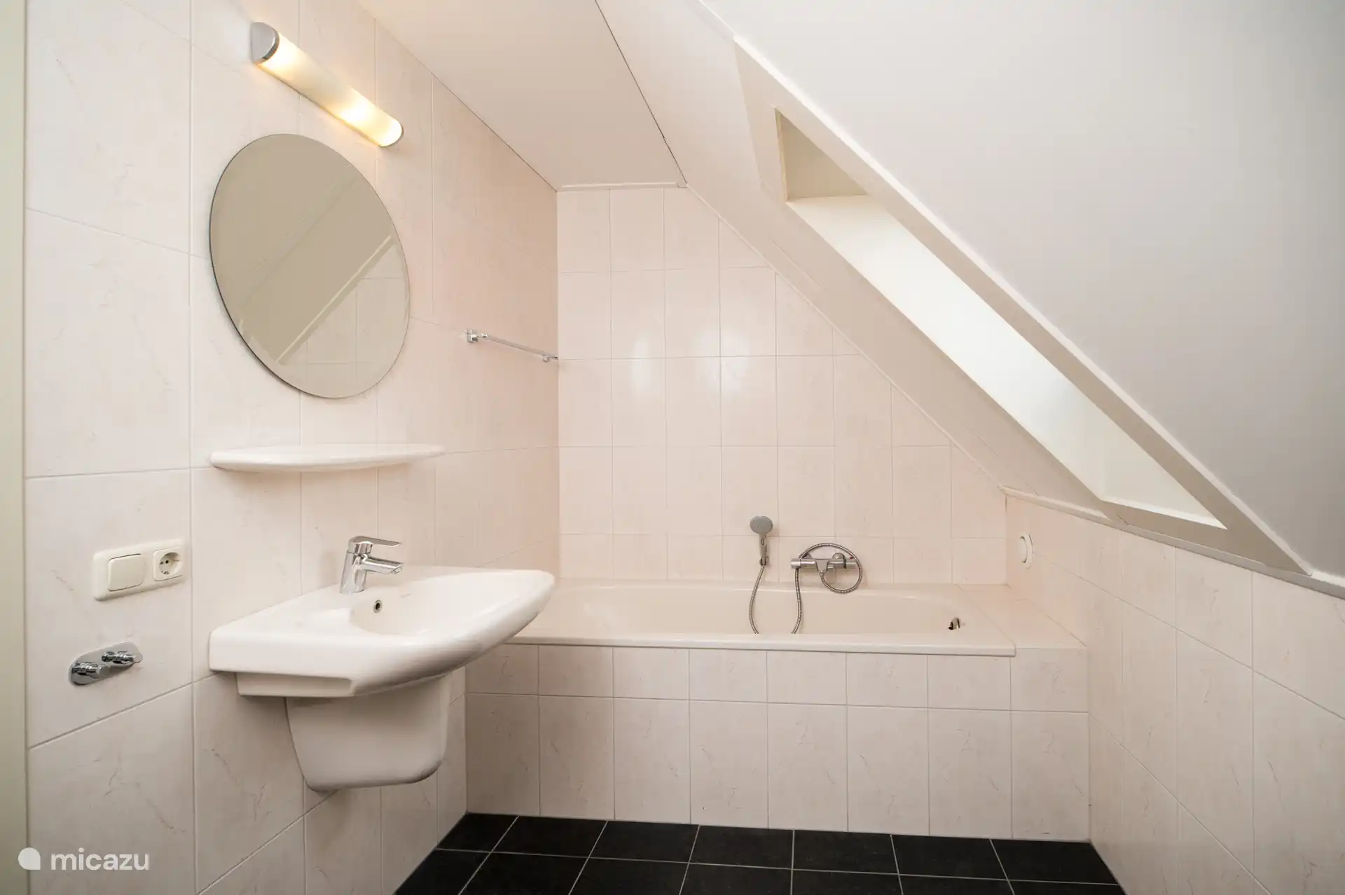 Badkamer met ligbad