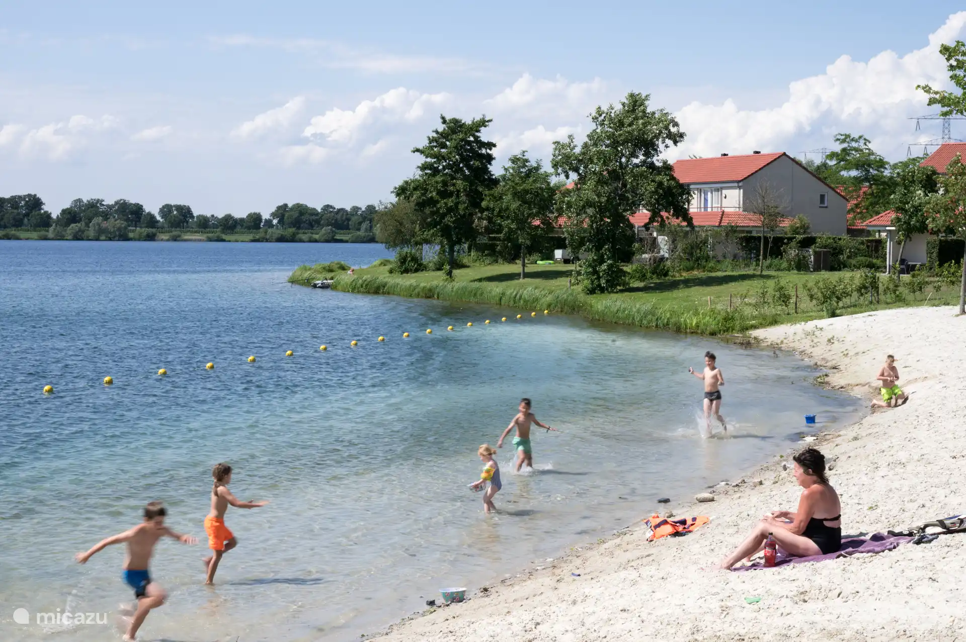 Strand met zwemwater