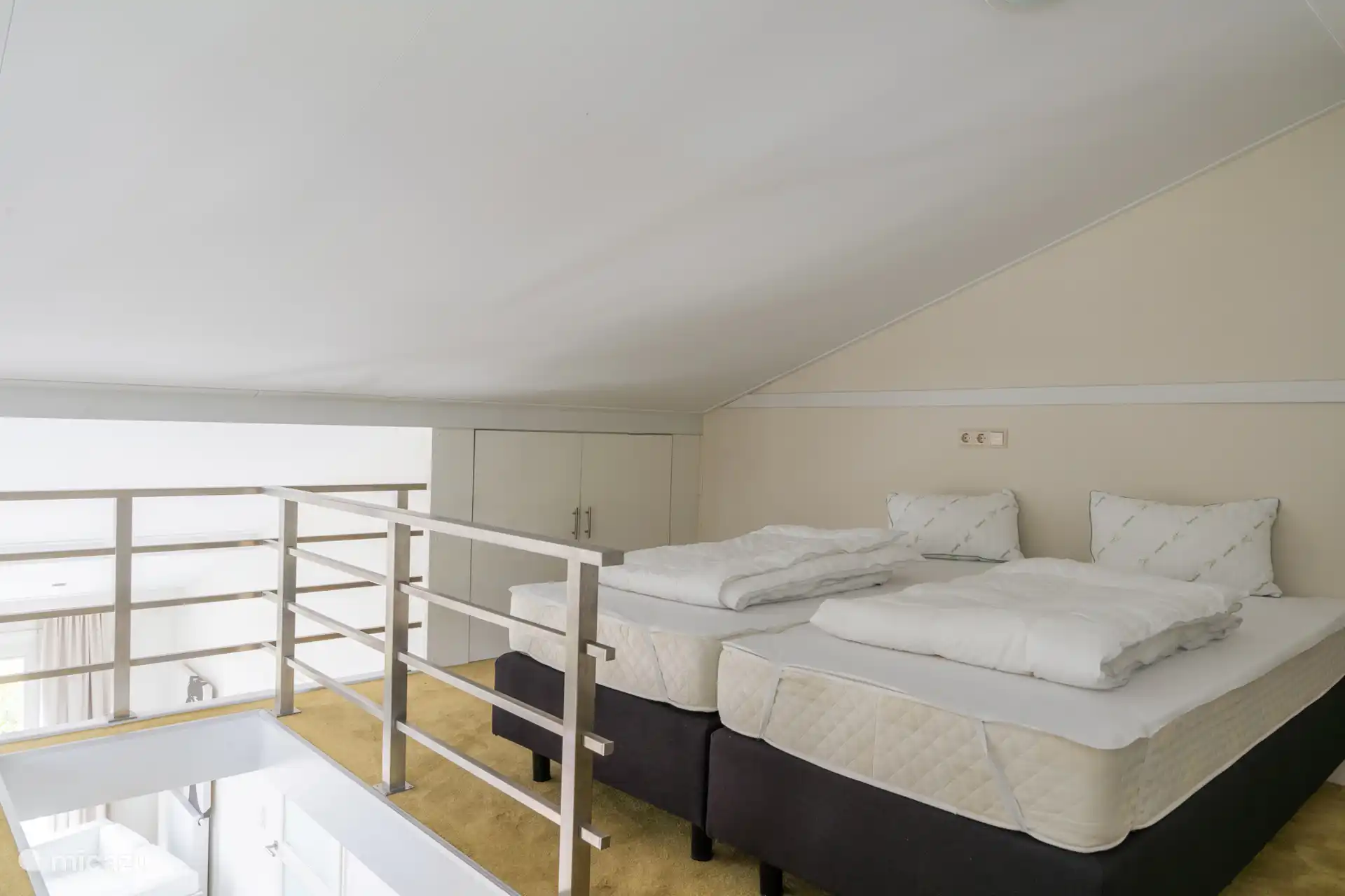 Slaapkamer boven 2 bedden
